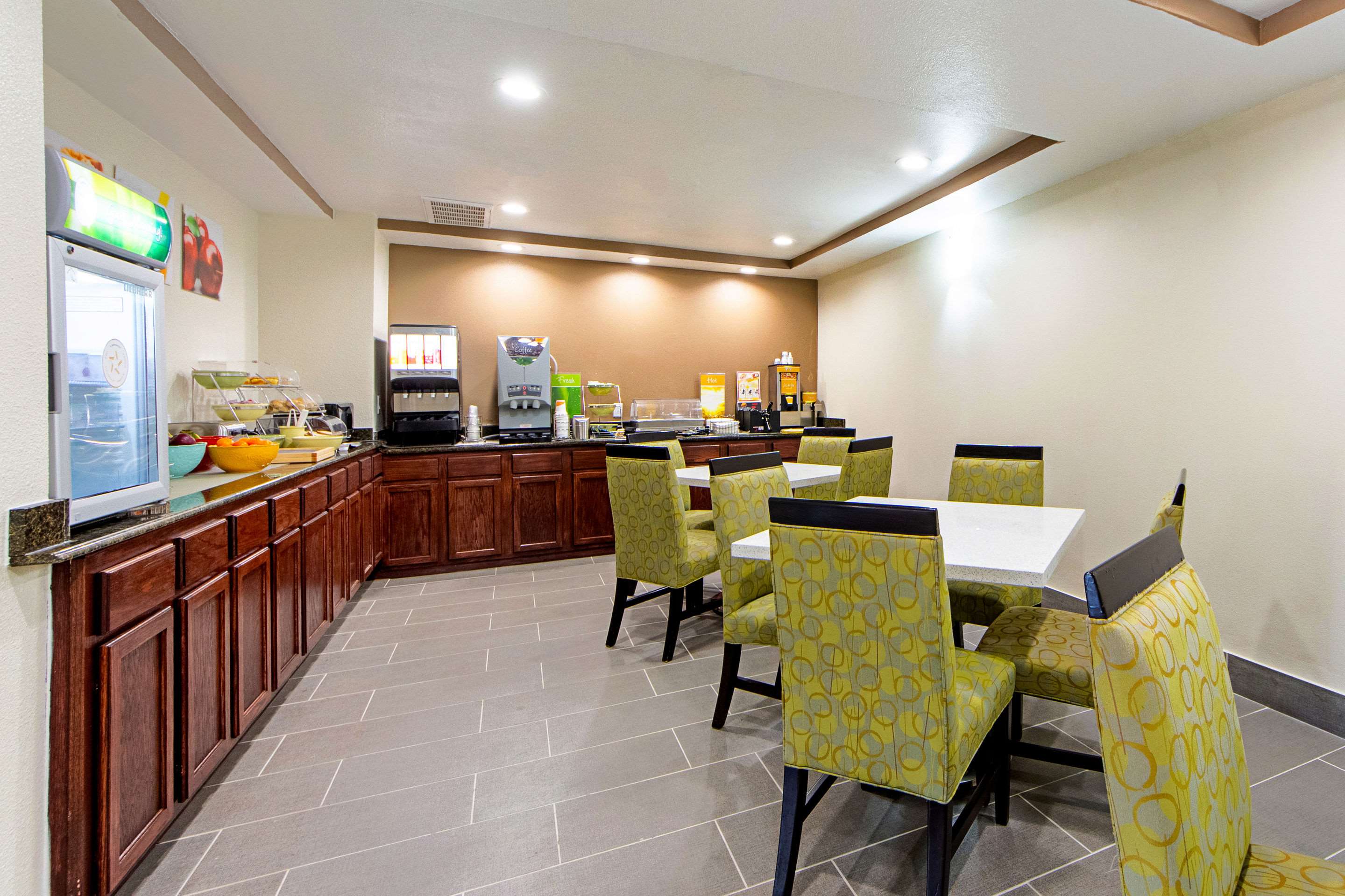 Breakfast area | Quality Inn Greenville I-30