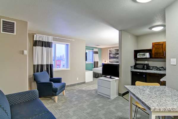 Suite - Home Inn Express Medicine Hat