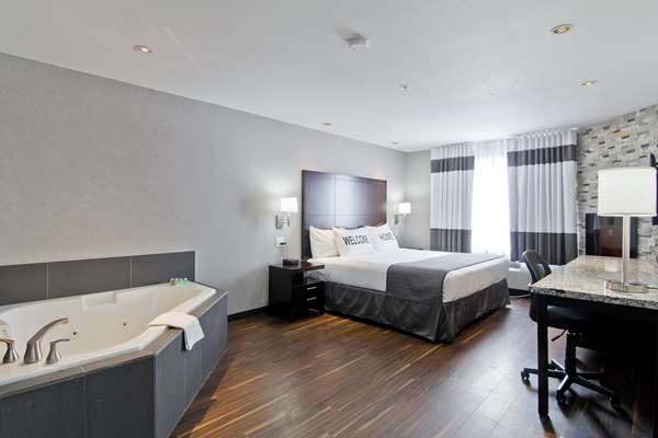 Suite - Home Inn & Suites Airport Regina