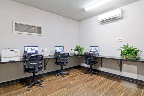  - Home Inn & Suites Airport Regina