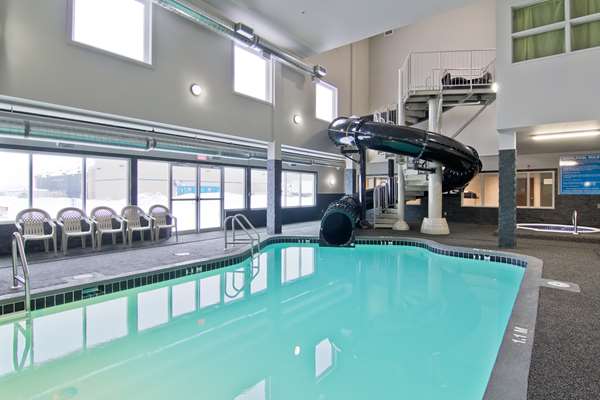 Pool - Home Inn & Suites Airport Regina