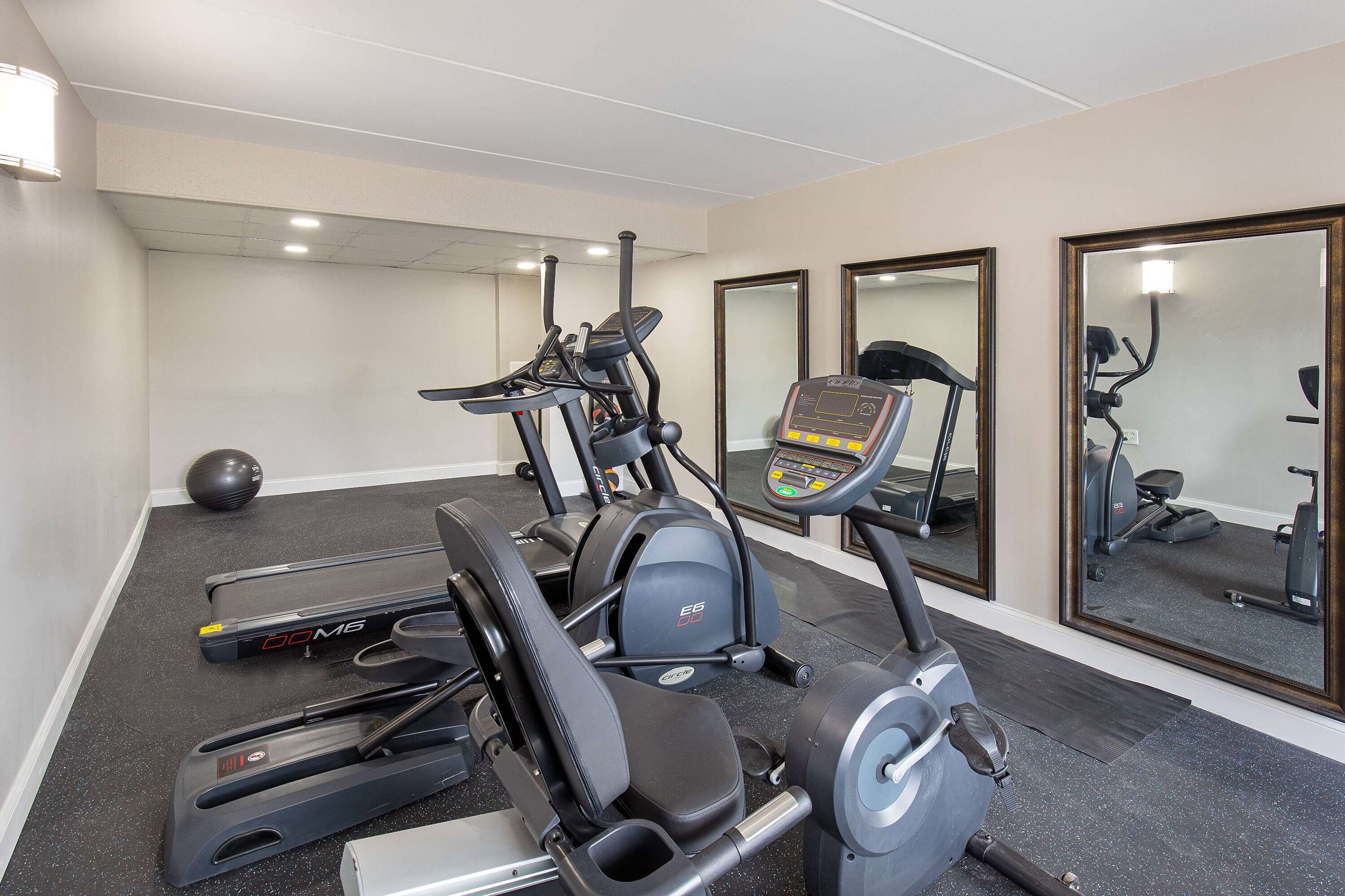 Health club fitness center gym | Days Inn by Wyndham Knoxville North