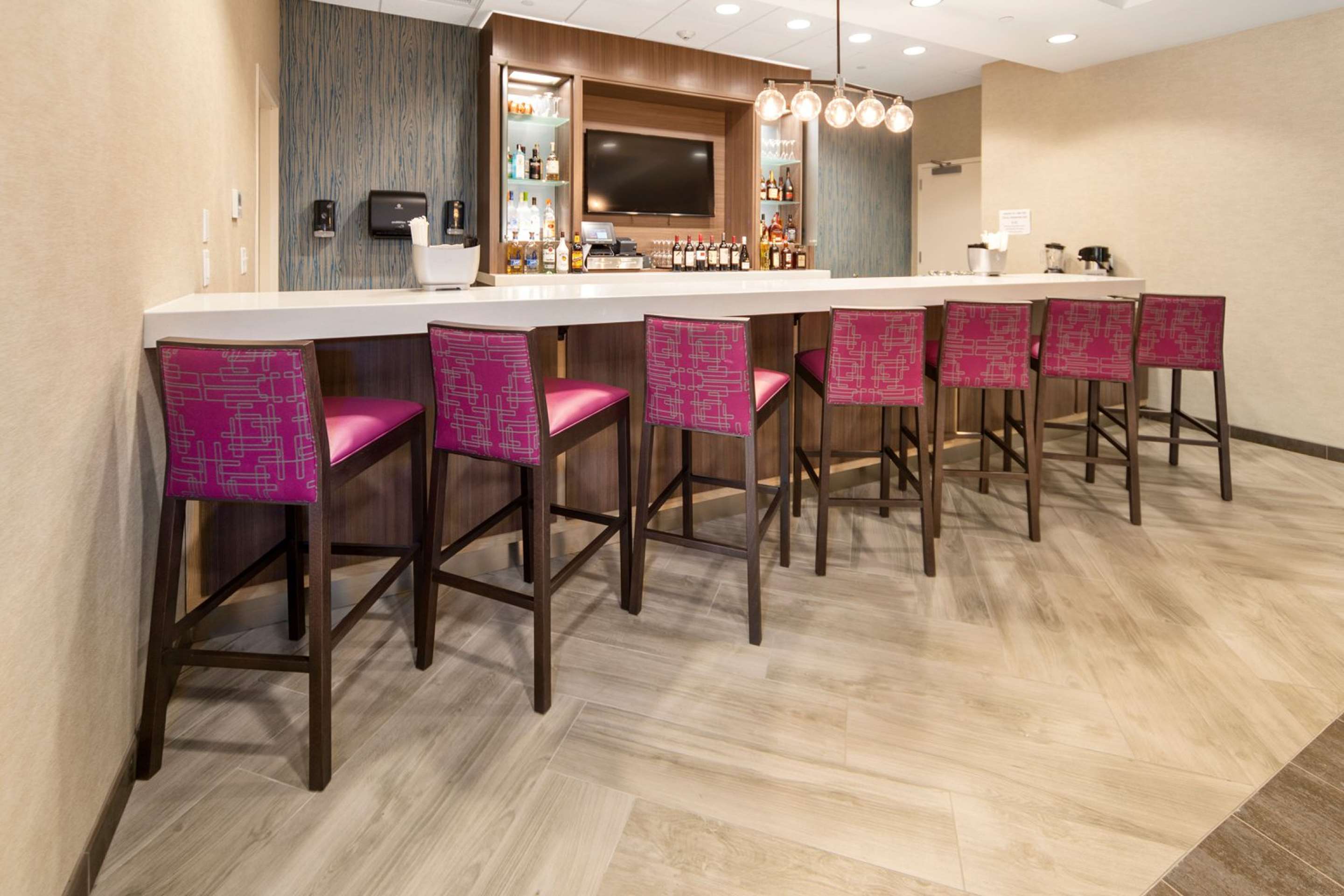 BarLounge | Home2 Suites by Hilton Newark Airport