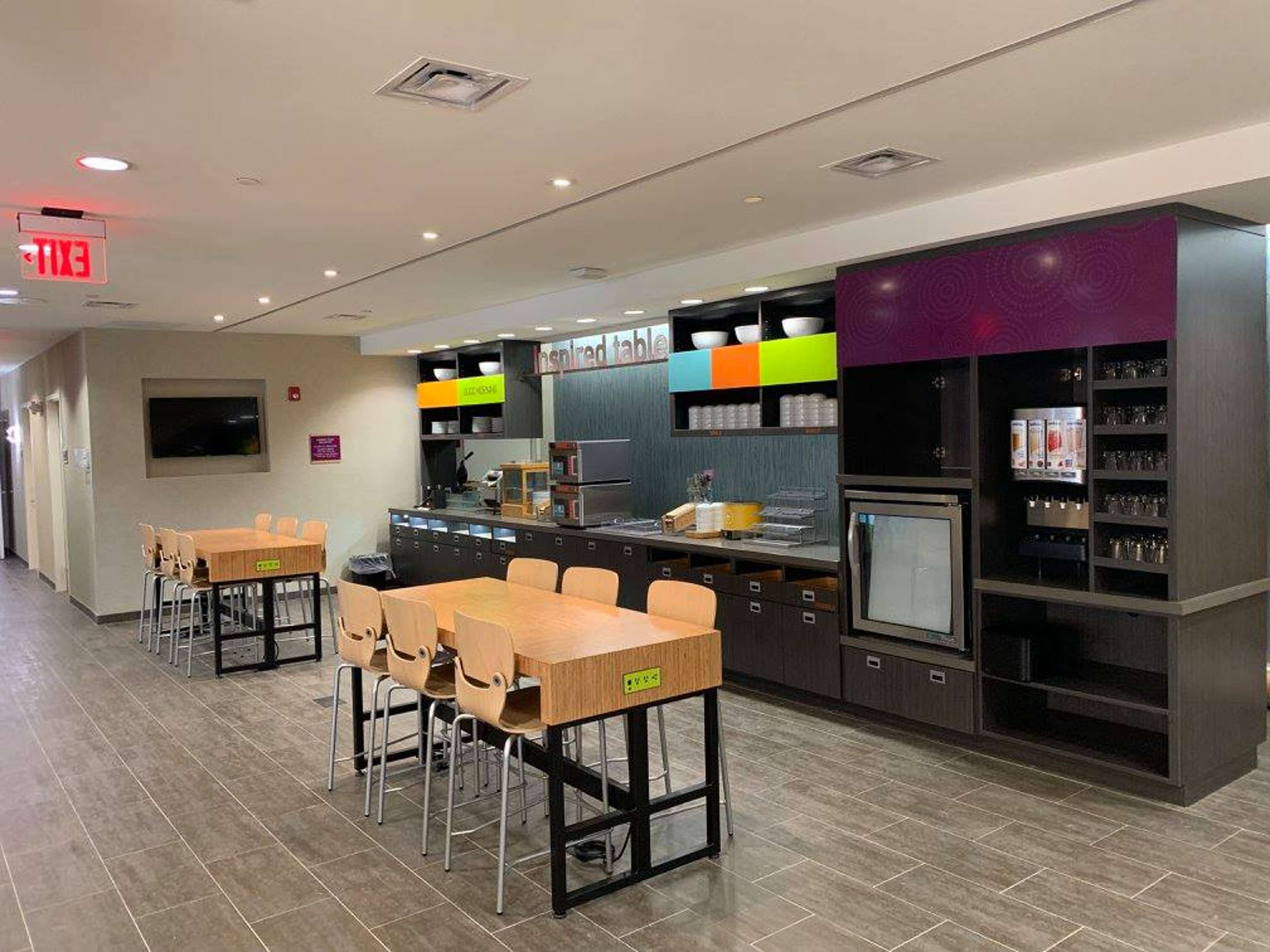 Restaurant | Home2 Suites by Hilton Newark Airport
