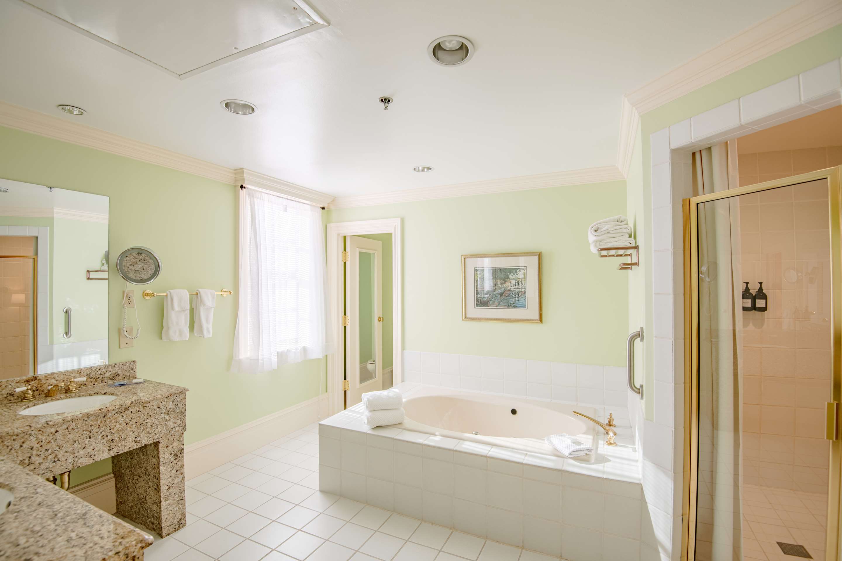 Guest room bath