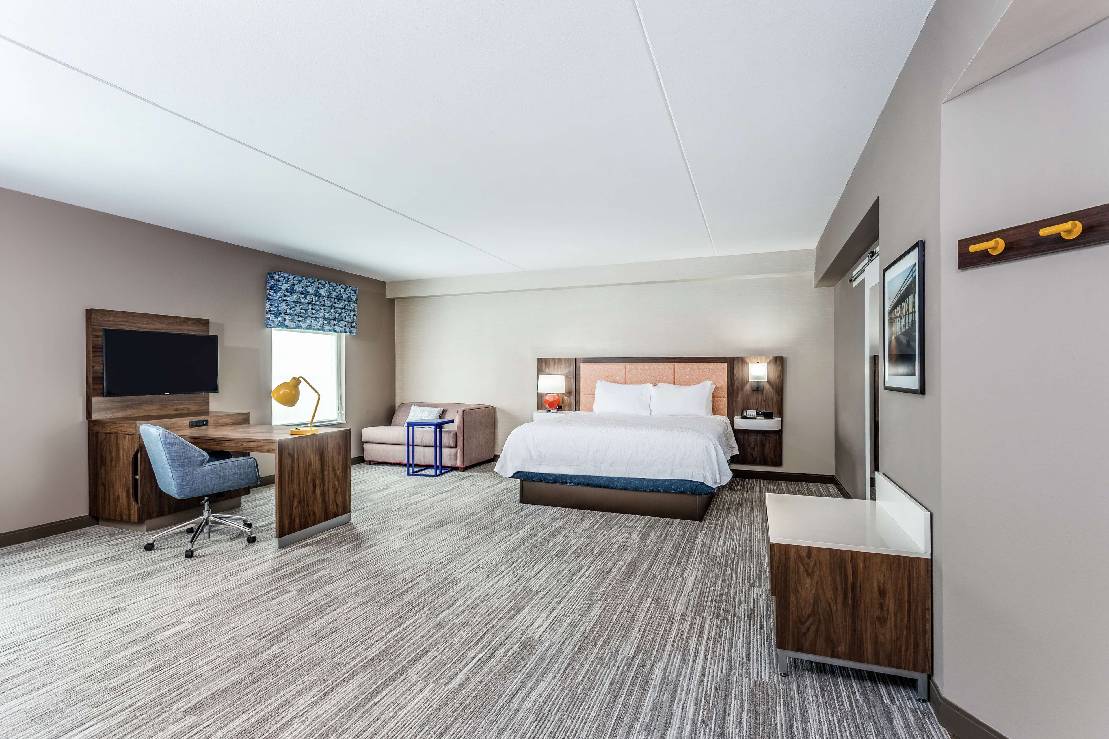 Hampton Inn & Suites by Hilton Kittery Room Type - 1KNG STE MIC FRIDG WTBR NS