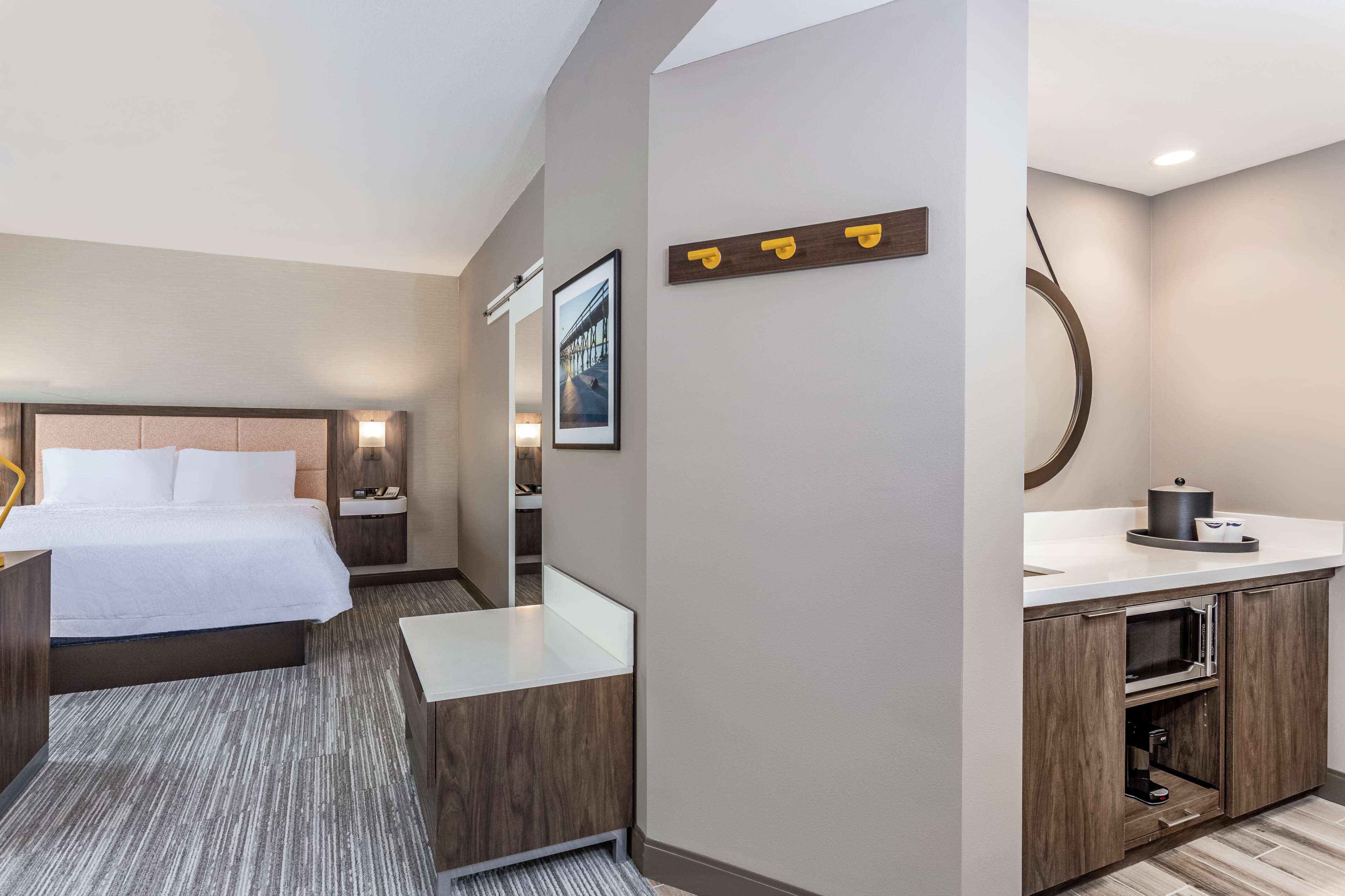 Hampton Inn & Suites by Hilton Kittery Room Type - 1KN STDO MIC FRIDG WTBR NS