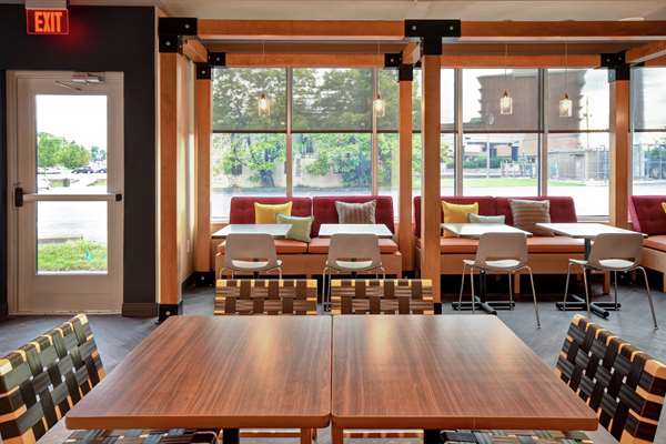 Restaurant - Tru by Hilton Hotel Airport Louisville - I-65, Exit 131B