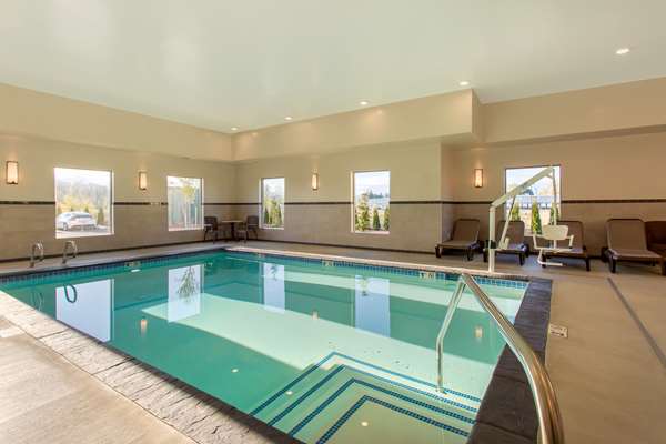 Pool - Comfort Suites Burlington - I-5, Exit 229