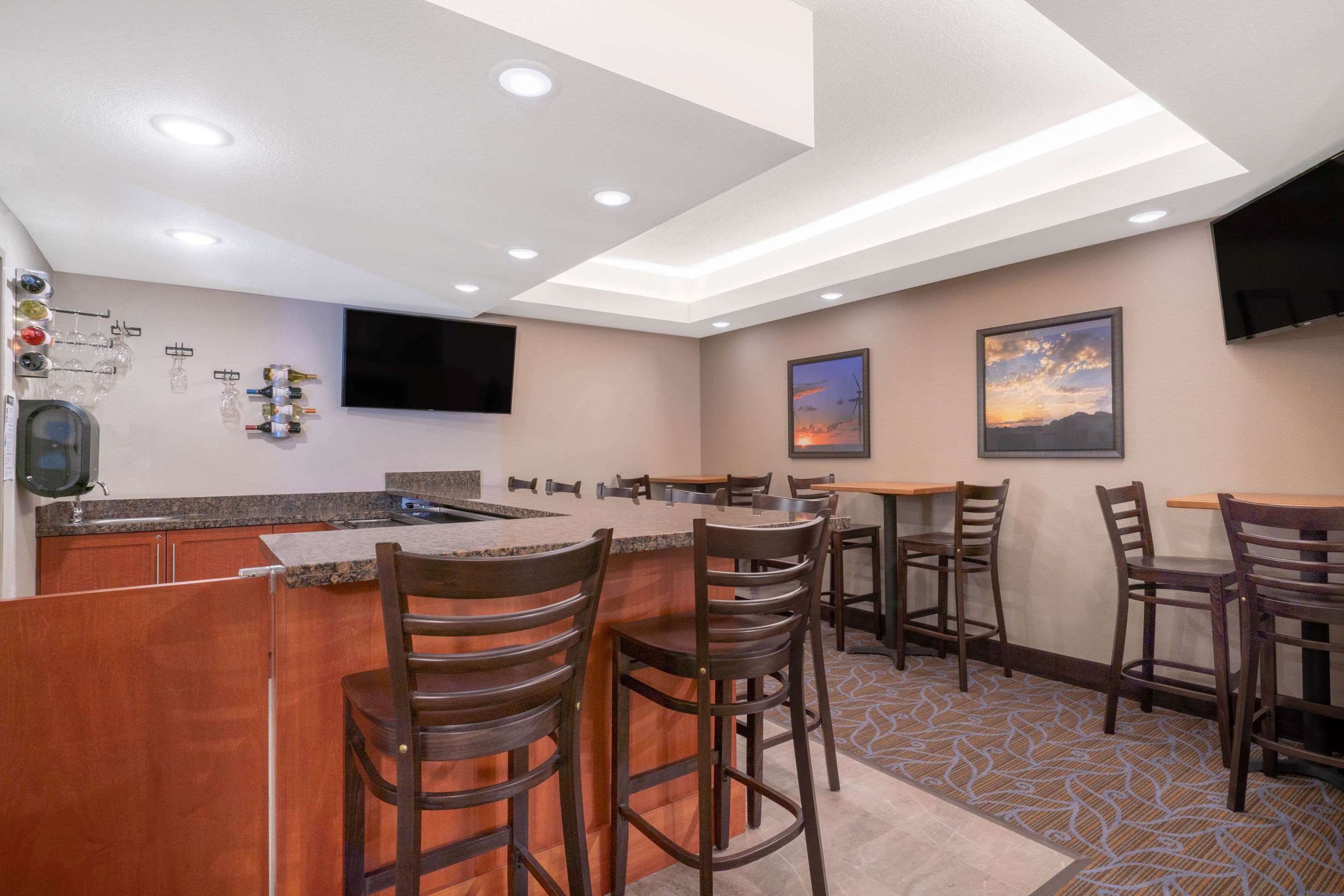 BarLounge | AmericInn by Wyndham Windom