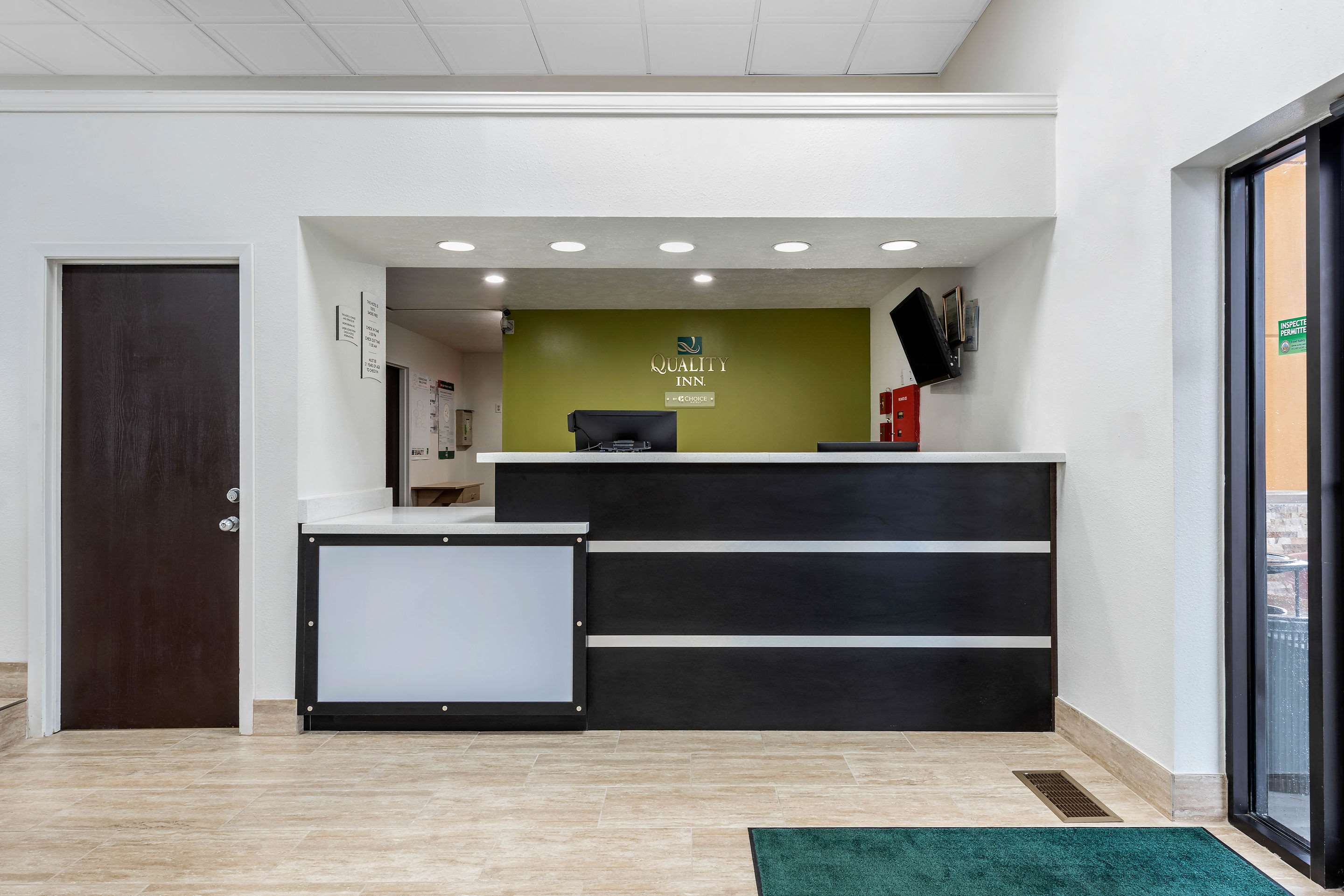 Hotel lobby | Quality Inn Coraopolis