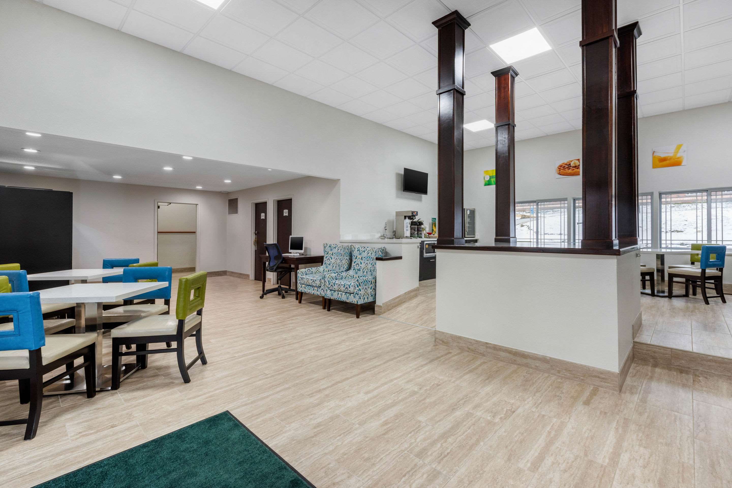Hotel lobby | Quality Inn Coraopolis