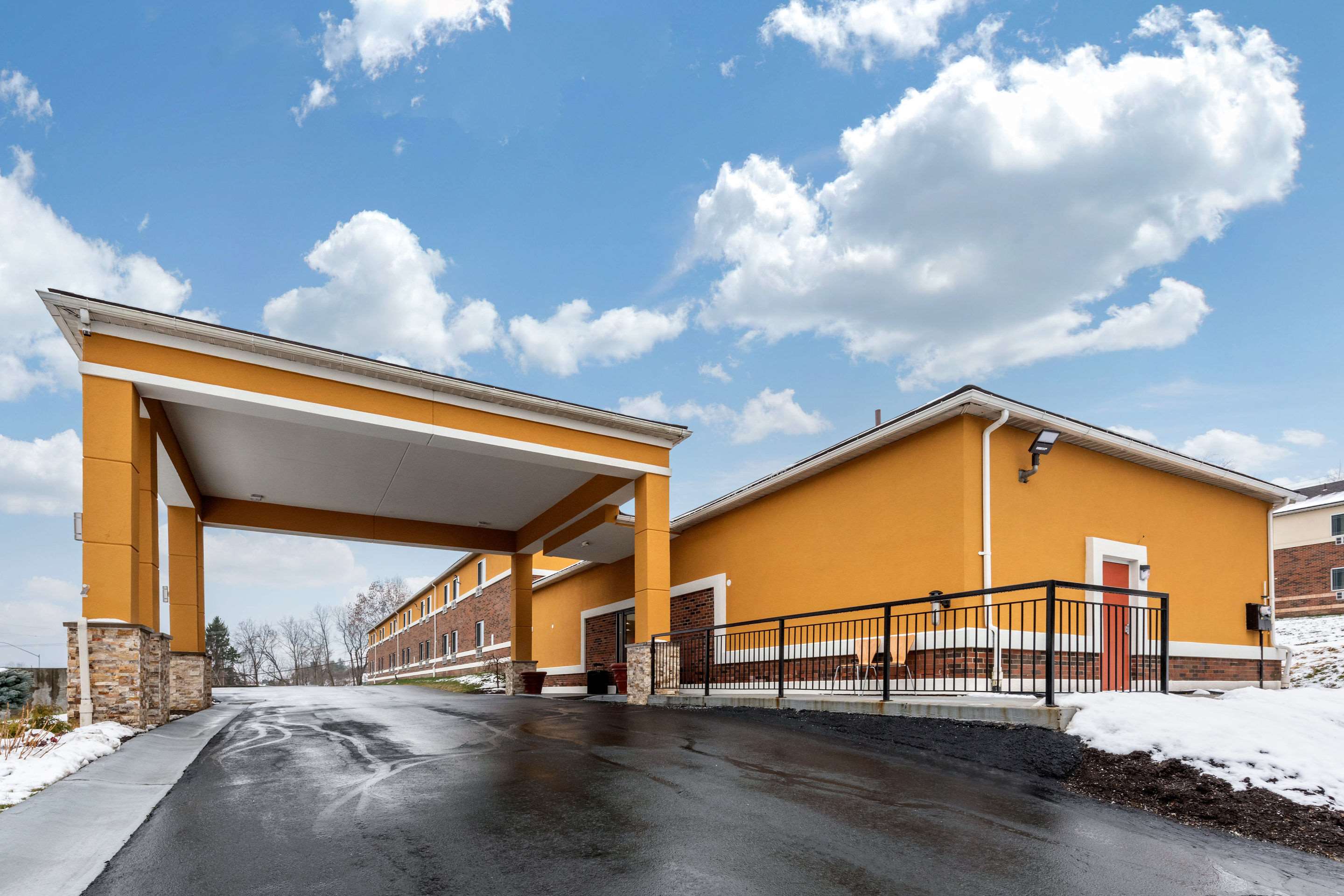Hotel exterior | Quality Inn Coraopolis