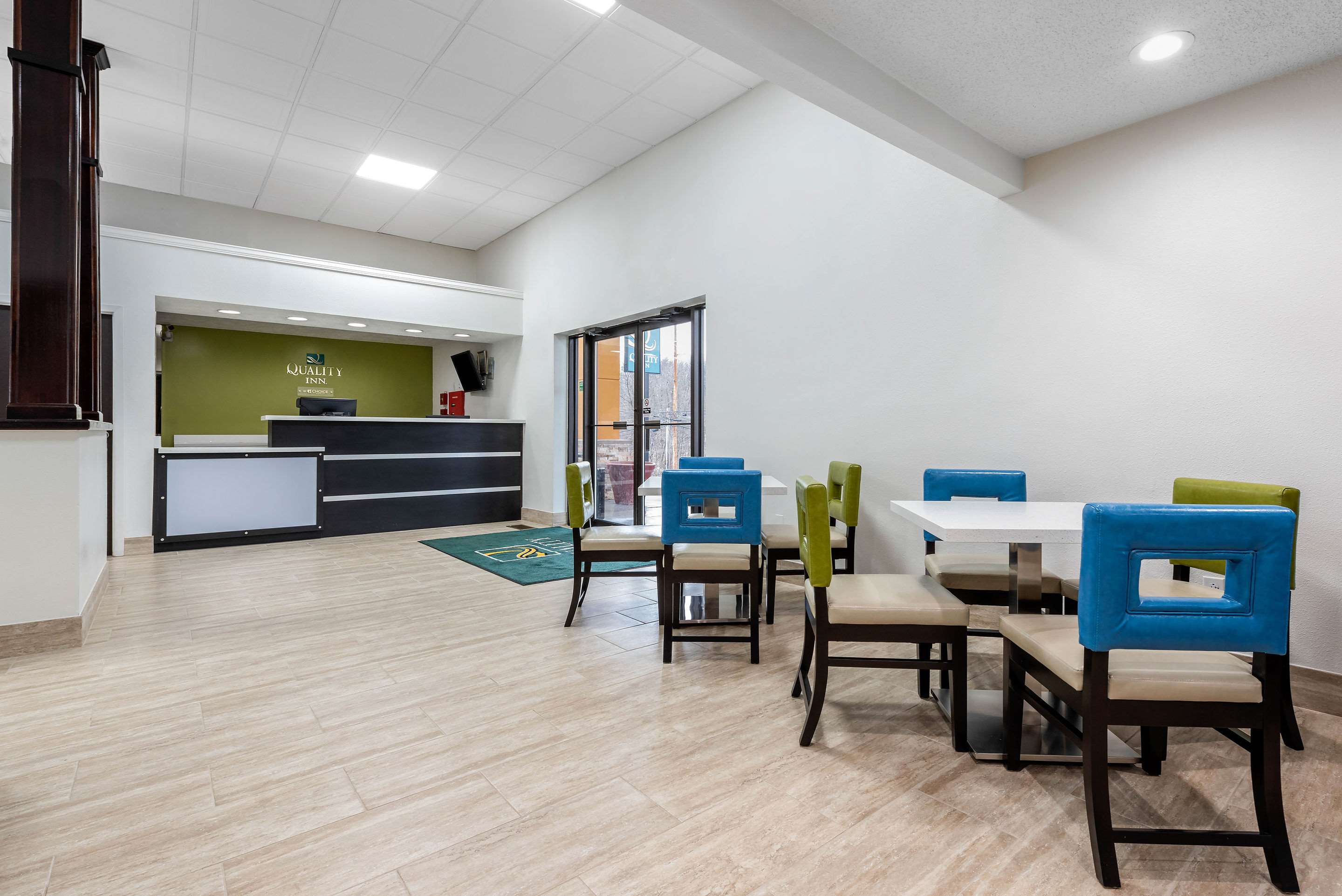 Hotel lobby | Quality Inn Coraopolis
