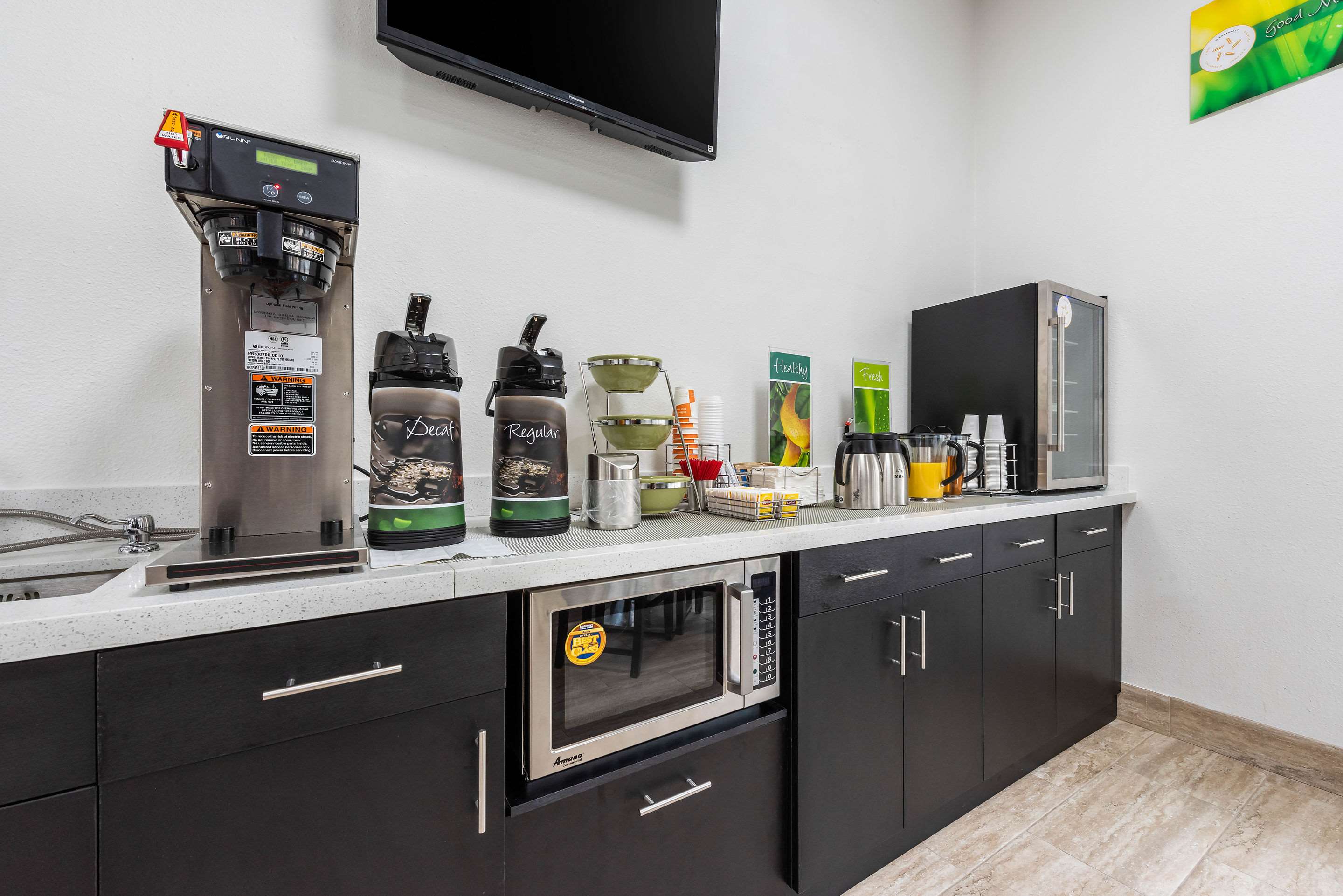 Breakfast area | Quality Inn Coraopolis
