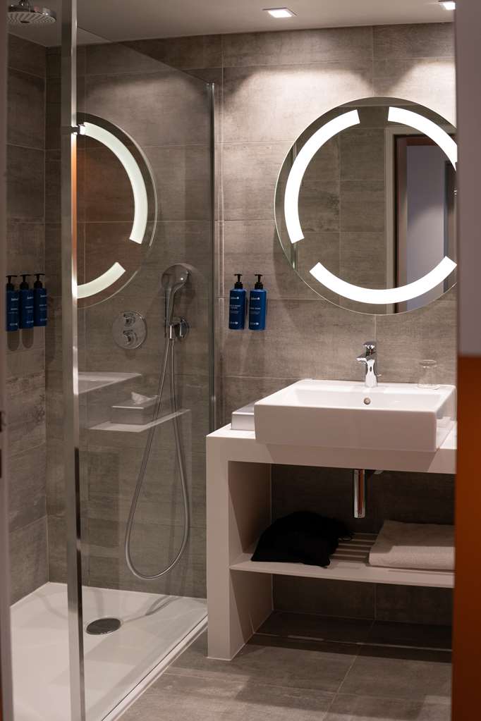 RADISSON BLU HOTEL BORDEAUX-guestroom-Guest Room,Bathroom,On-Site.jpg