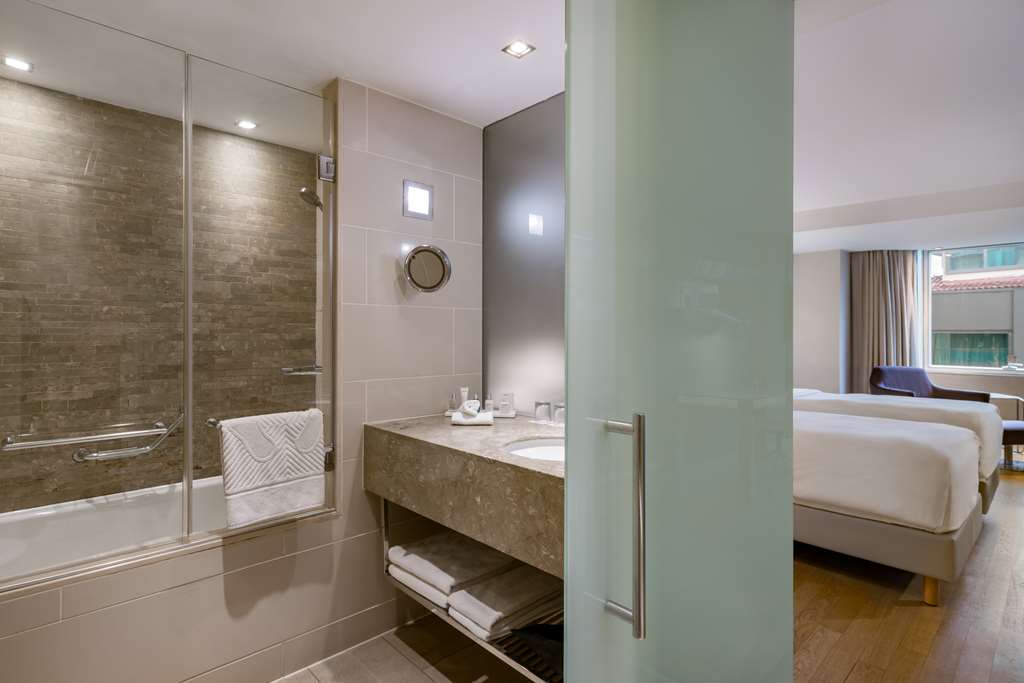 RADISSON BLU BOSPHORUS ISTANBU-guestroom-Guest Room,Bathroom,On-Site.jpg