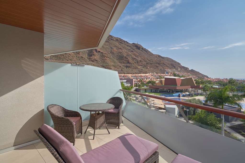 RADISSON BLU MOGAN-guestroom-Guest Room,On-Site.jpg