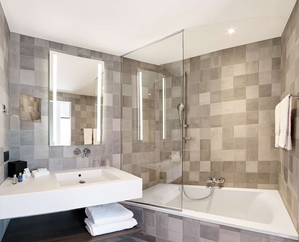 RADISSON BLU HOTEL, BRUGES-guestroom-Guest Room,Bathroom,On-Site.jpg