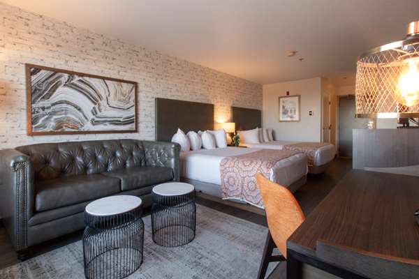 Suite - Oxford Suites Chico