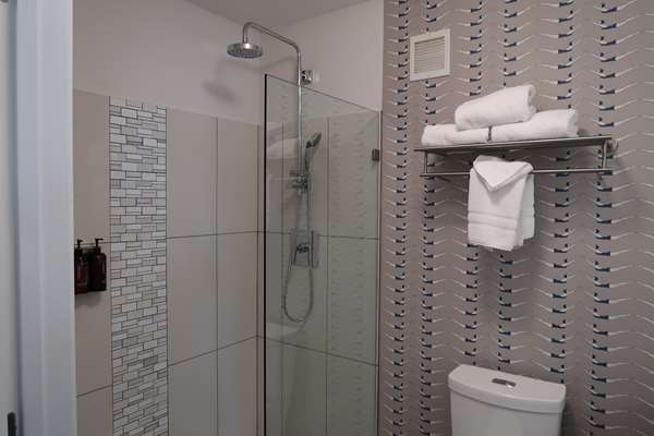  - Oxford Suites Jantzen Beach Portland - I-5, Exit 308