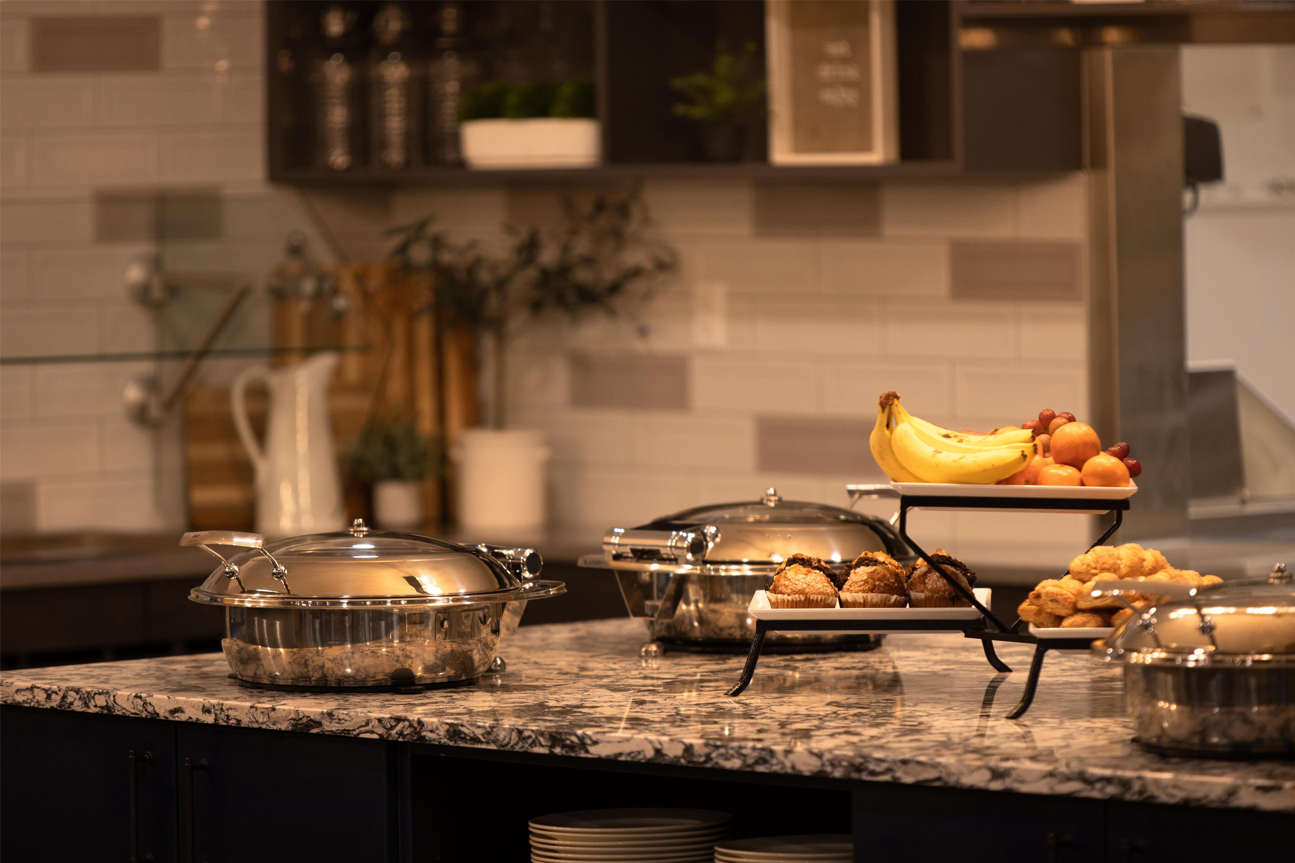 Breakfast | Oxford Suites Portland - Jantzen Beach