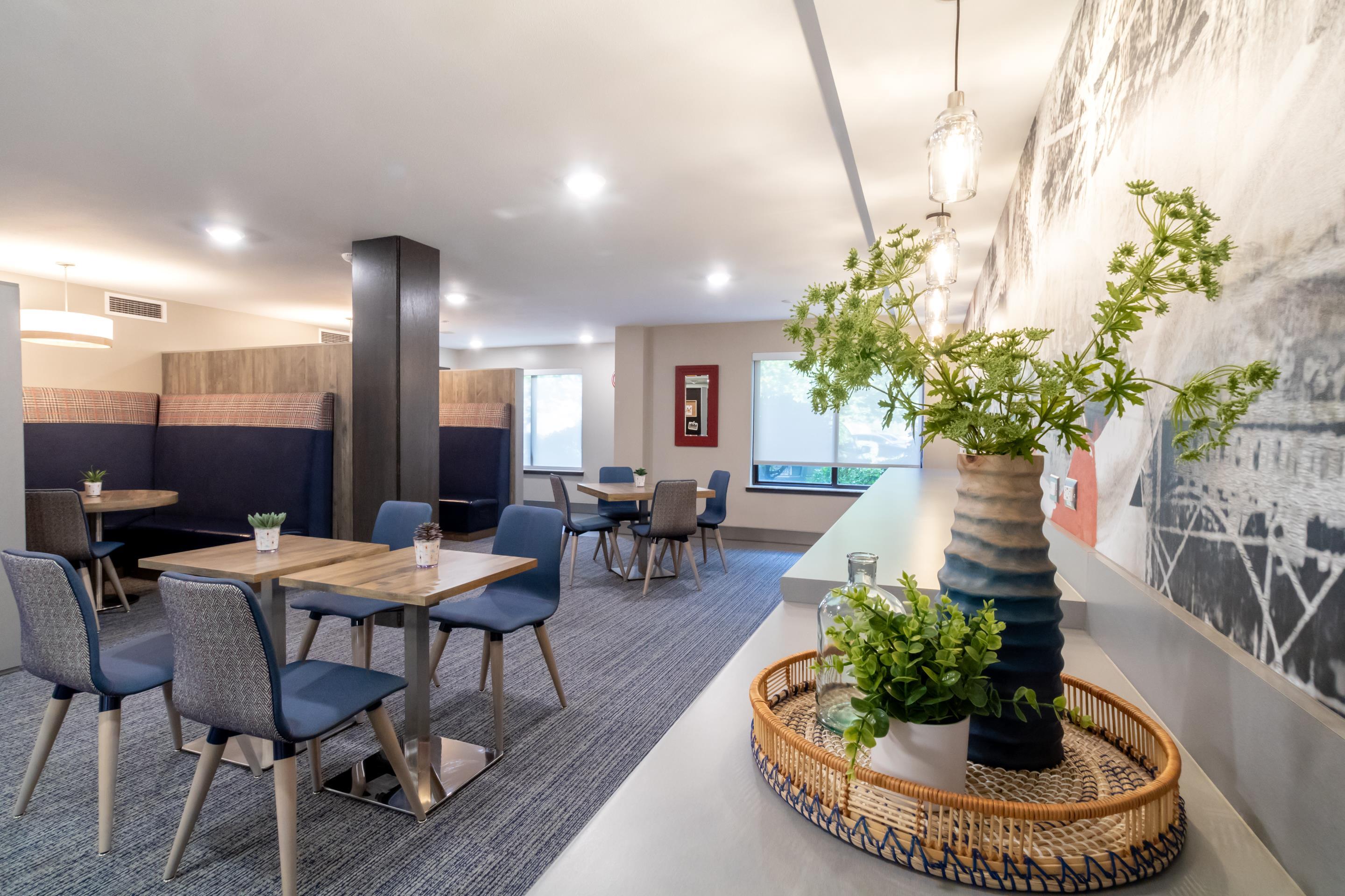 Gathering space | Oxford Suites Portland - Jantzen Beach