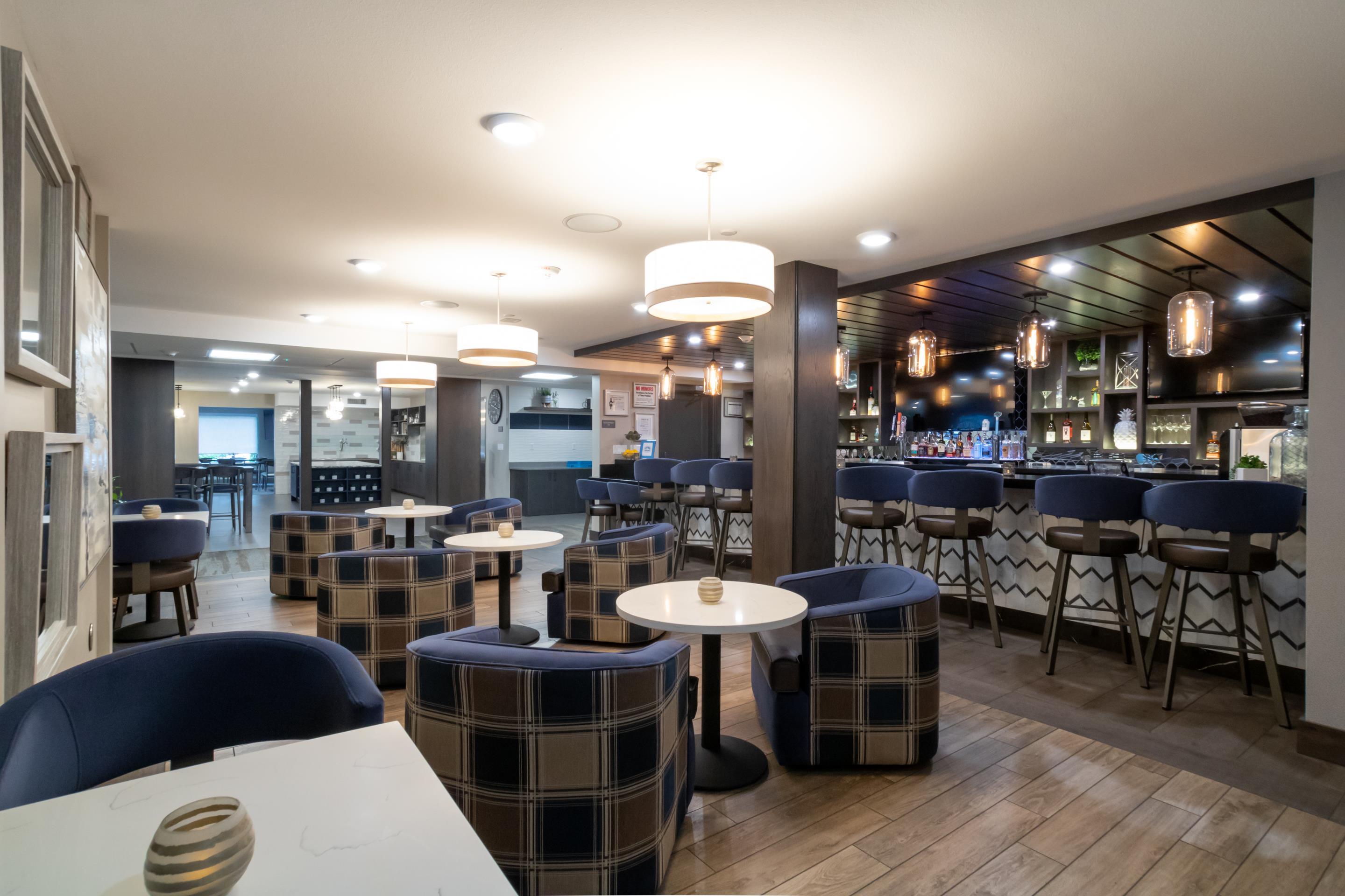 Bar & Bistro | Oxford Suites Portland - Jantzen Beach