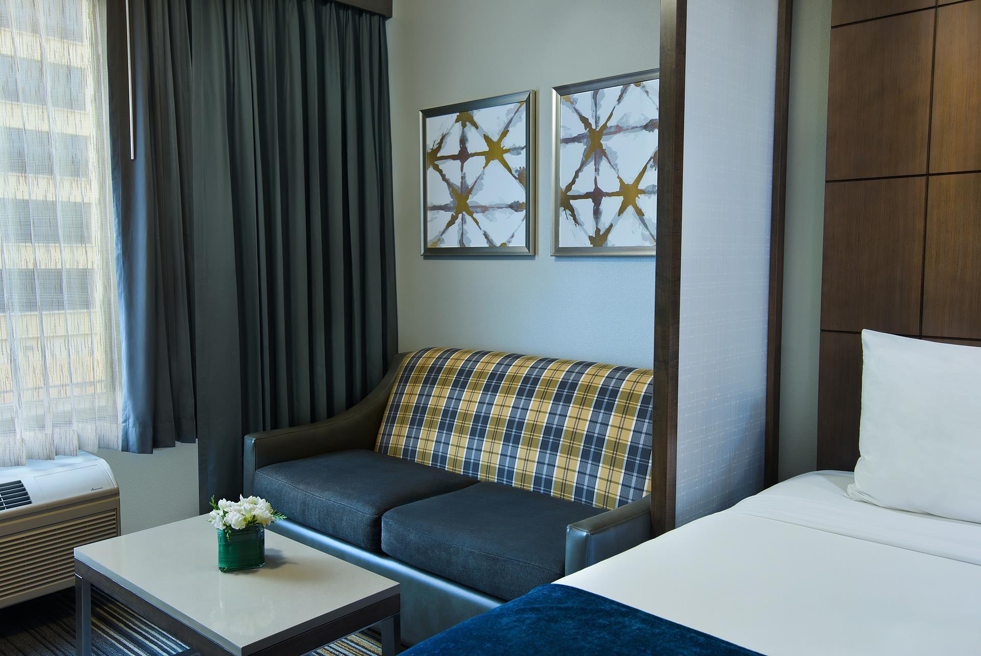 Sitting Area | Oxford Suites Downtown Spokane