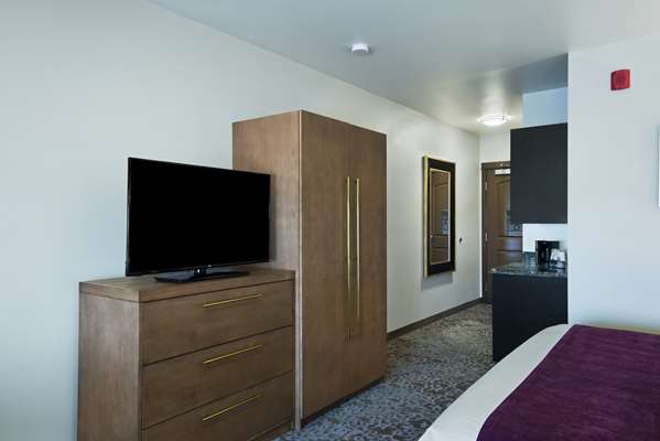  - Oxford Suites Rohnert Park