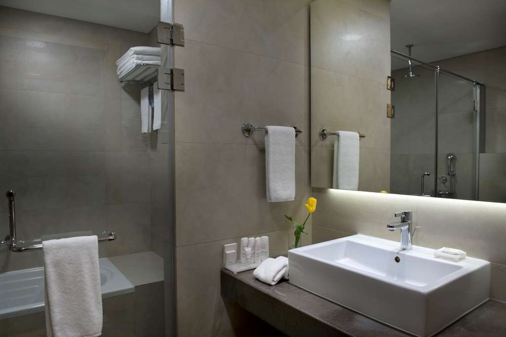 RADISSON BLU HOTEL BEIRUT VERDUN-guestroom-Guest Room,Bathroom,Suite,On-Site.jpg