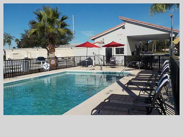 Pool - SureStay Hotel by Best Western Theme Park West Clermont