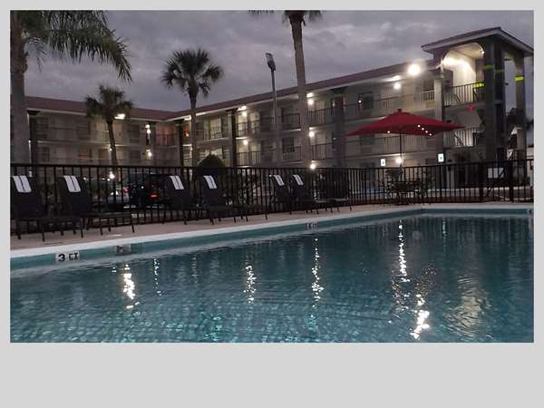 Pool - SureStay Hotel by Best Western Theme Park West Clermont