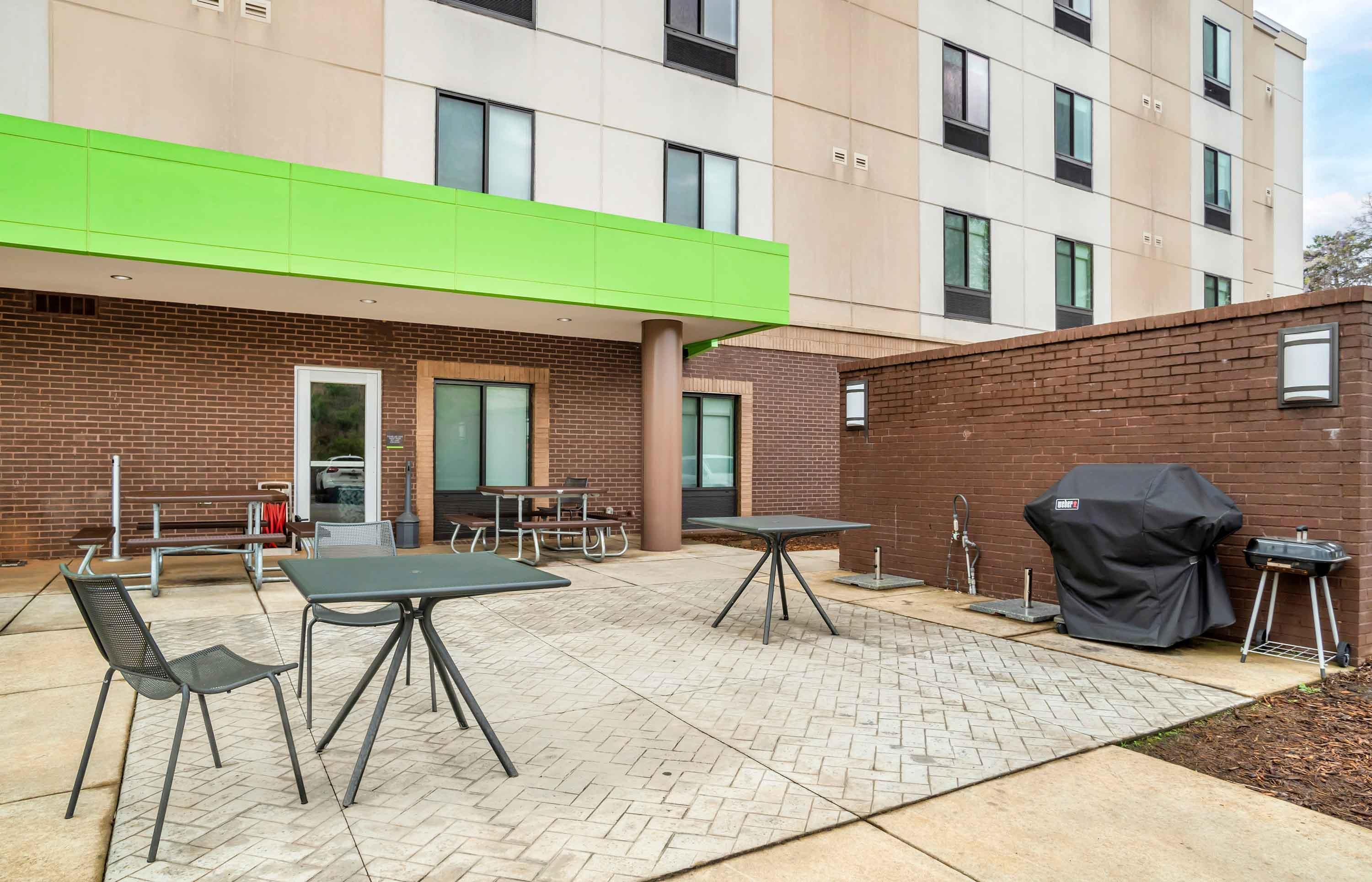 Picnic Area | Extended Stay America Premier Suites Greenville Woodruff Rd