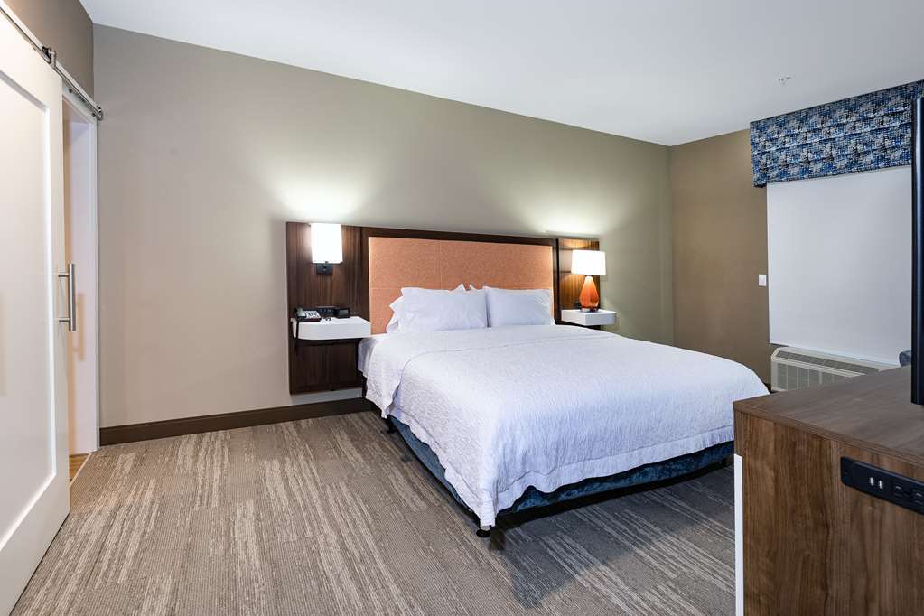 HIS KILLIAN RD-guestroom-Guest Room,On-Site.jpg