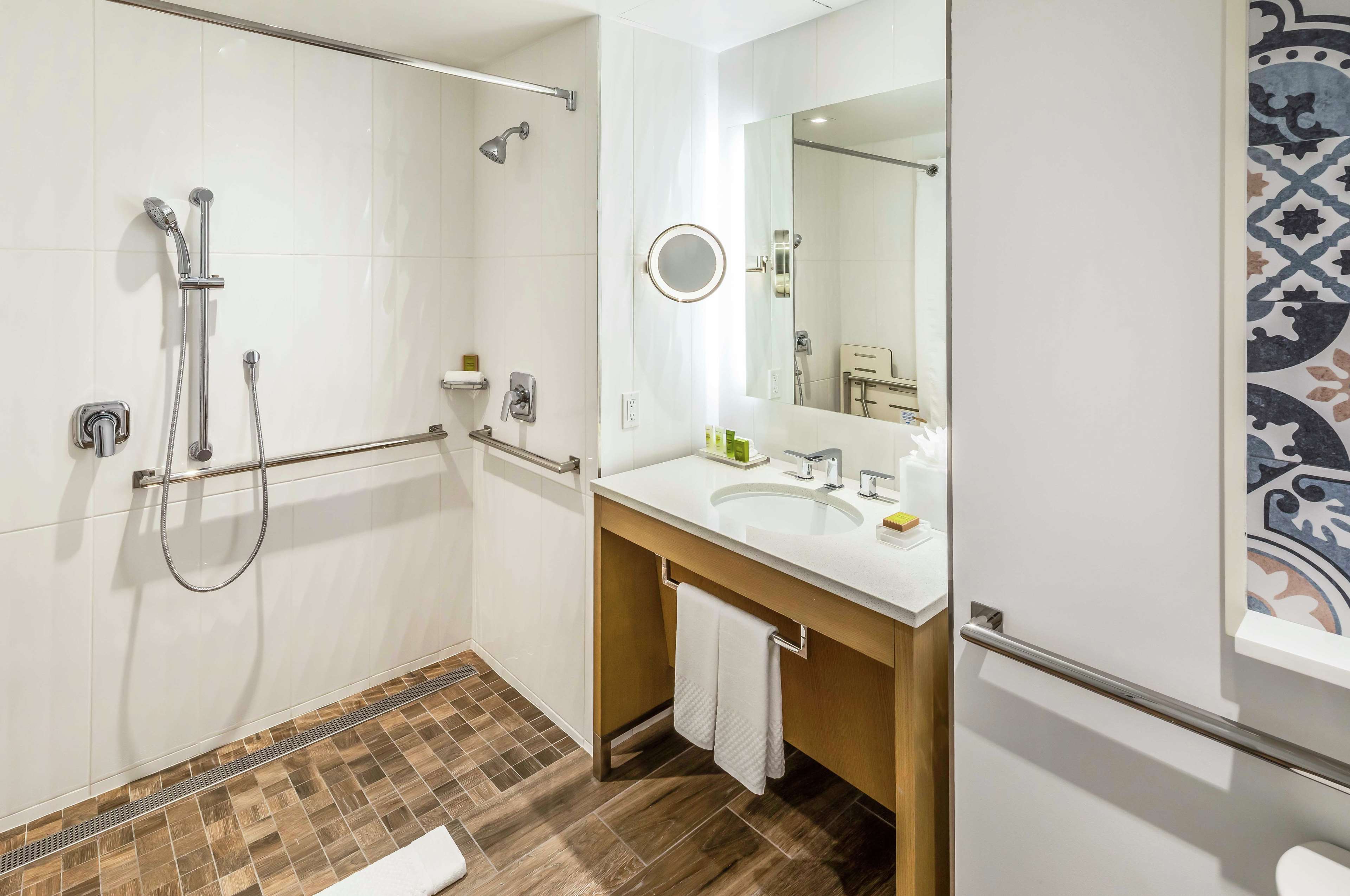 Hilton Miami Dadeland Room Type - 2 QN MOB ACC ROLL IN SHWR