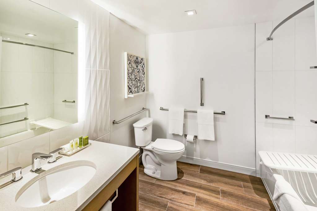 Hilton Miami Dadeland Room Type - 2 Q MB HR ACC TUB JR SUITE