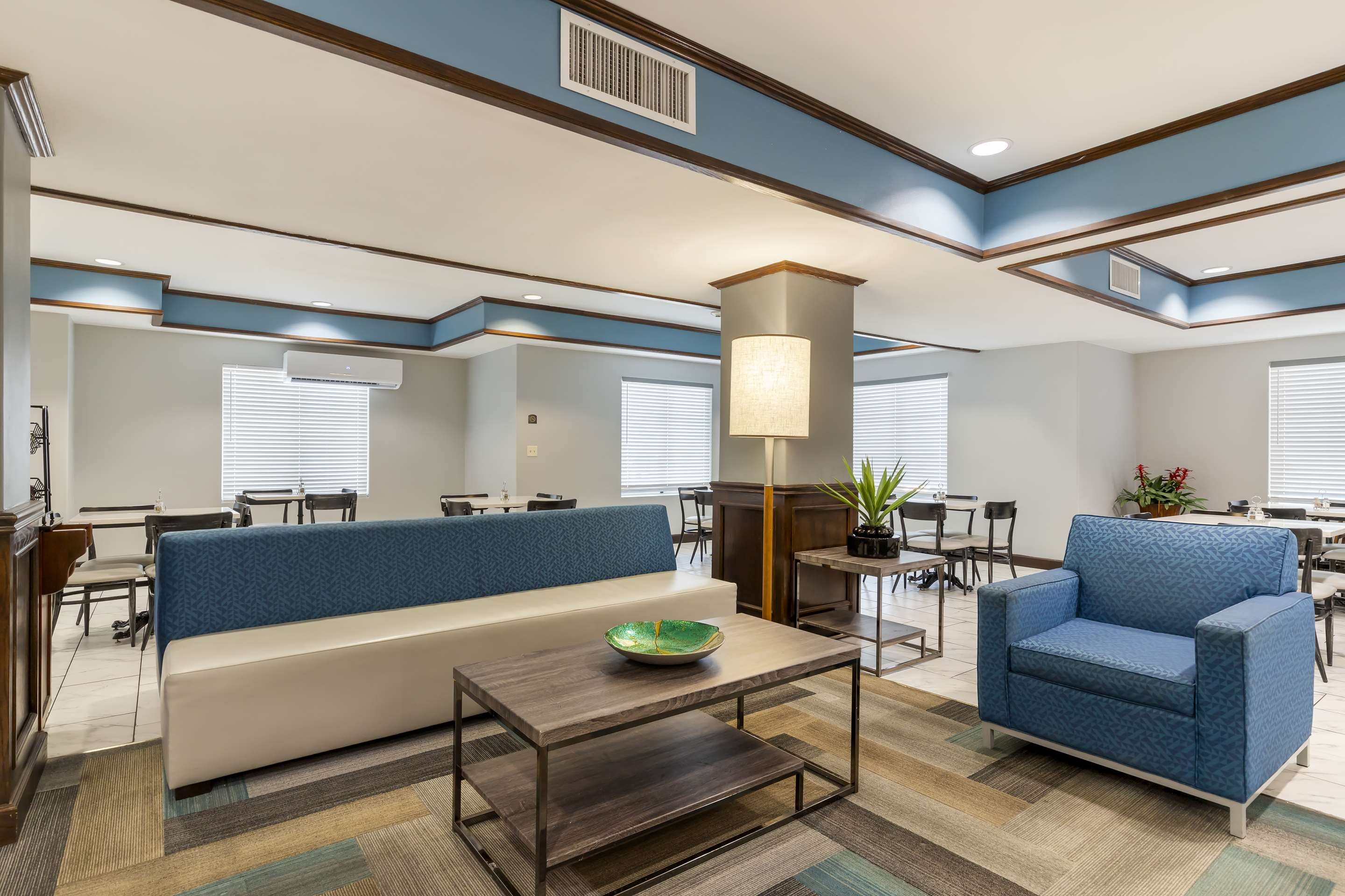 Lobby | Best Western Medical Center North Inn & Suites Near Six Flags
