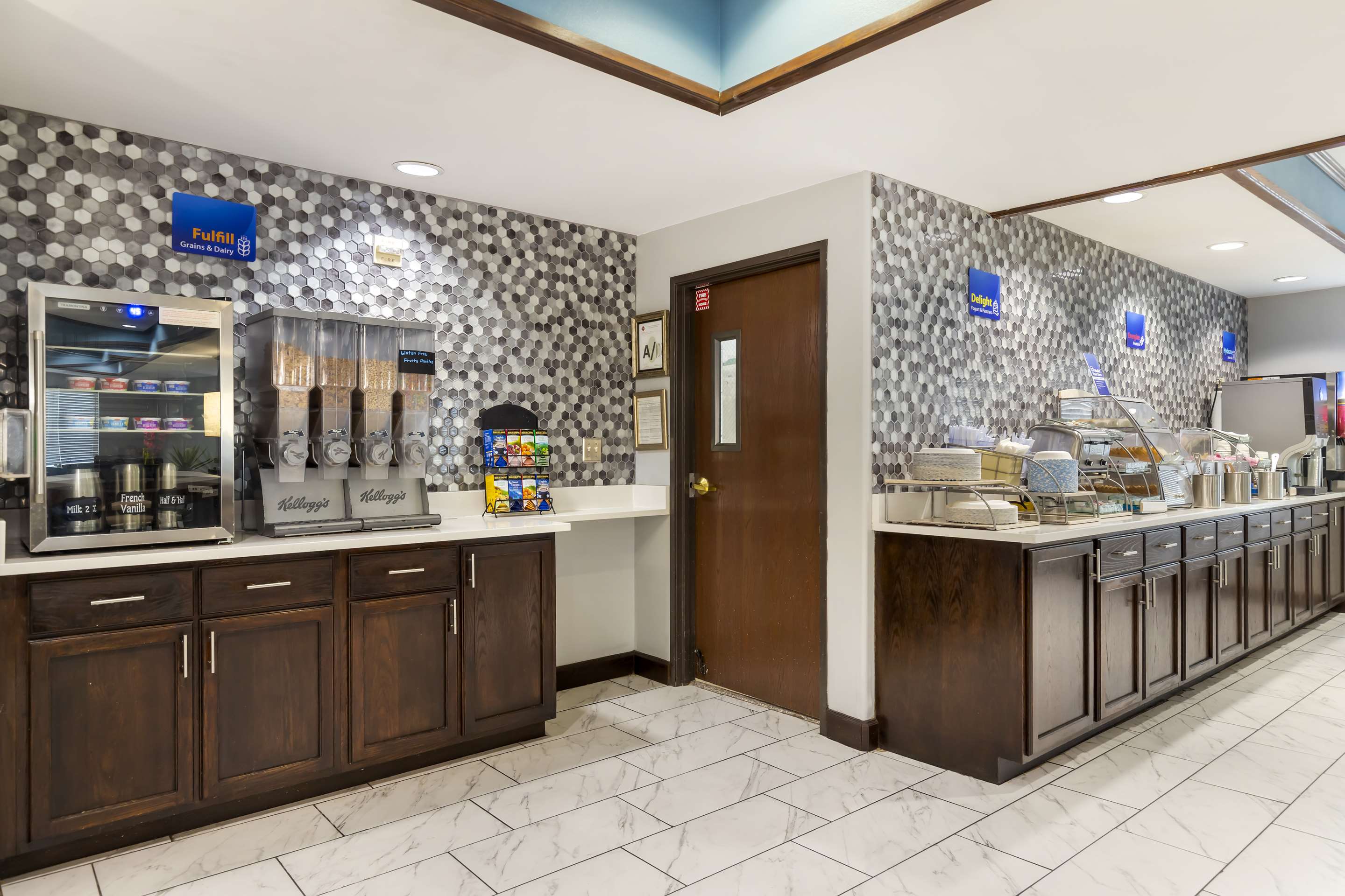 Breakfast Area | Best Western Medical Center North Inn & Suites Near Six Flags