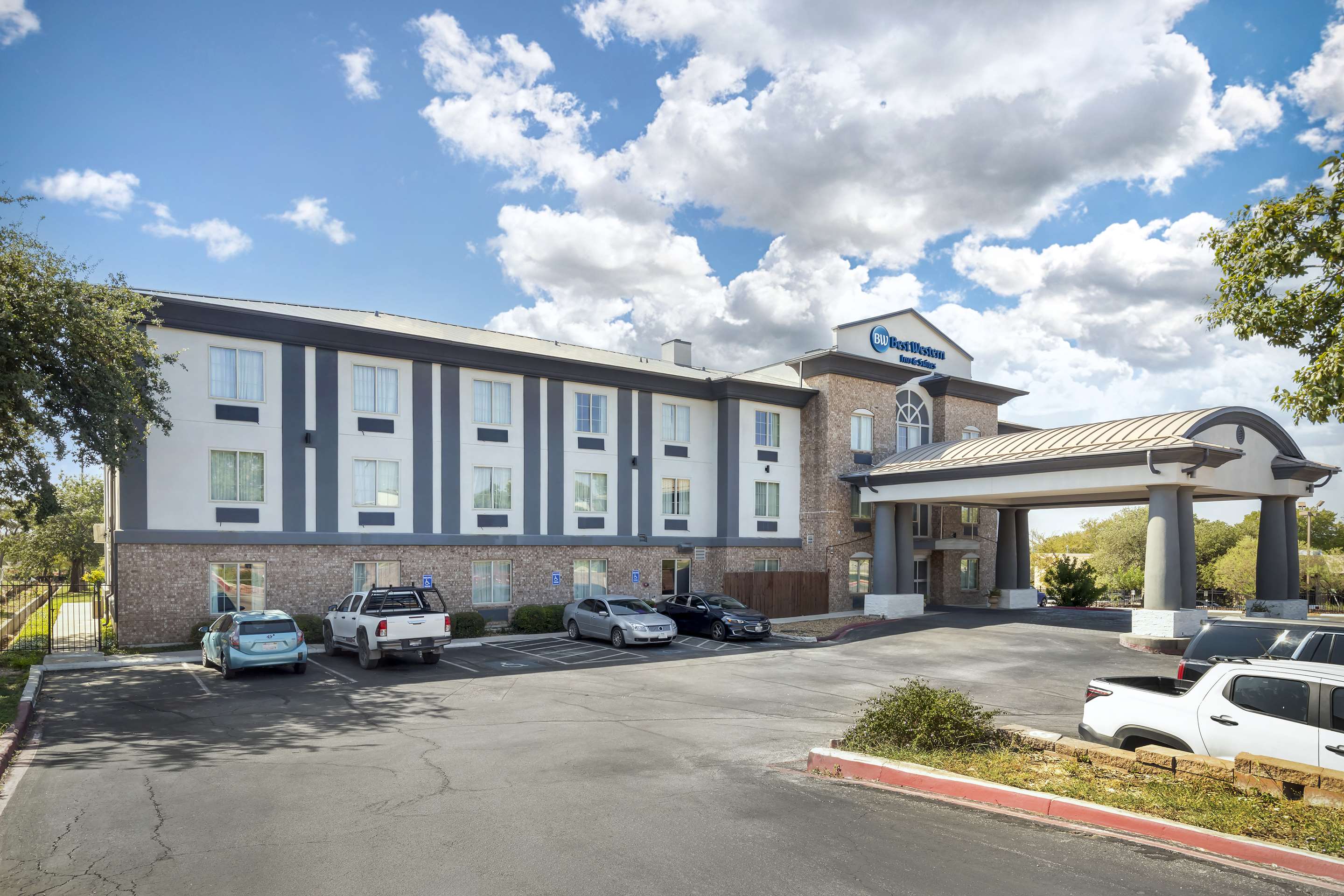 Exterior | Best Western Medical Center North Inn & Suites Near Six Flags