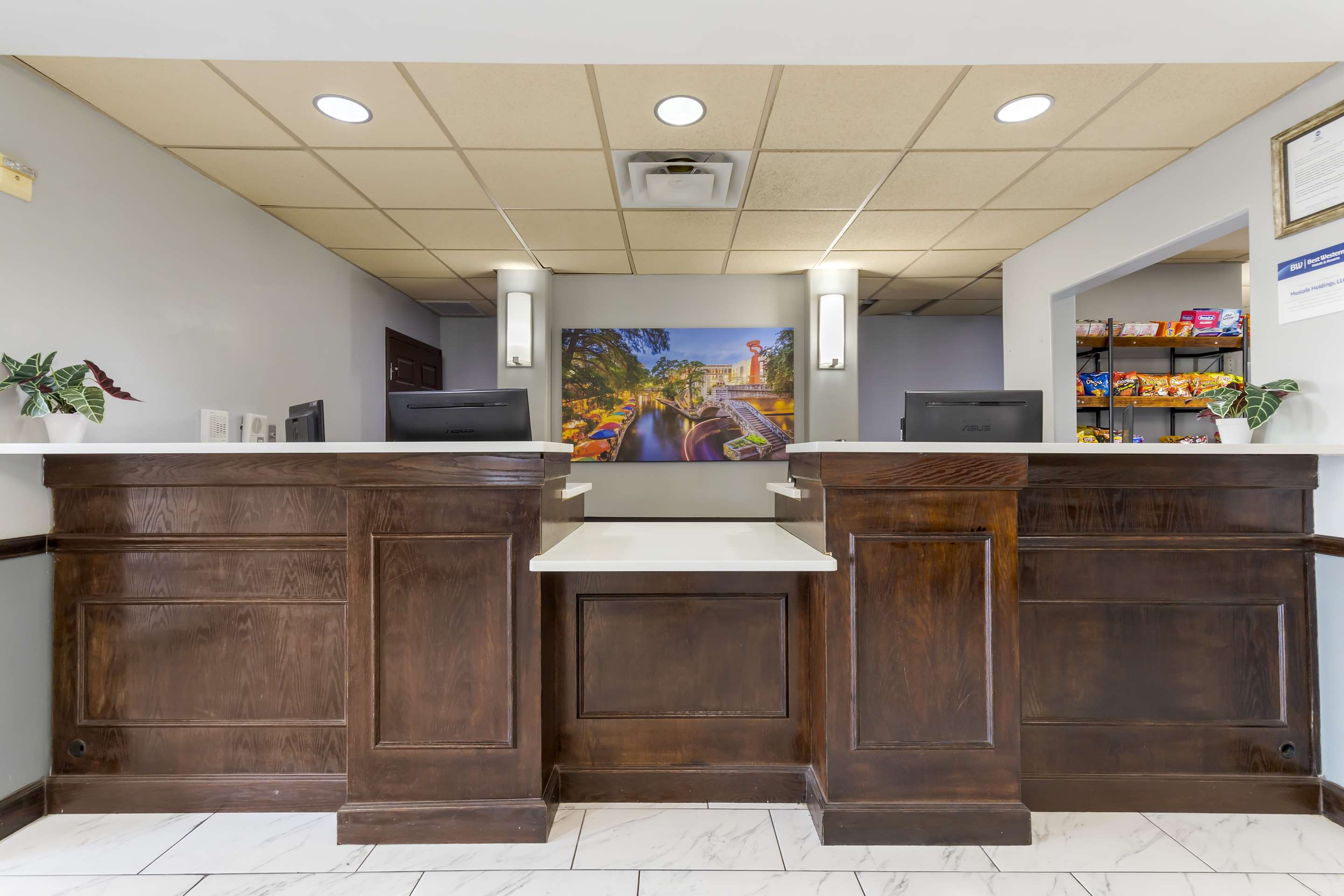 Lobby | Best Western Medical Center North Inn & Suites Near Six Flags