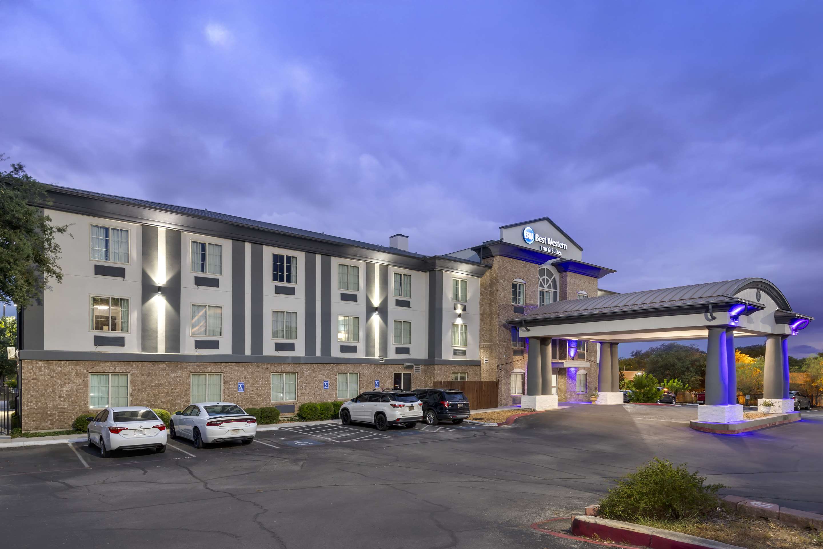 Exterior | Best Western Medical Center North Inn & Suites Near Six Flags