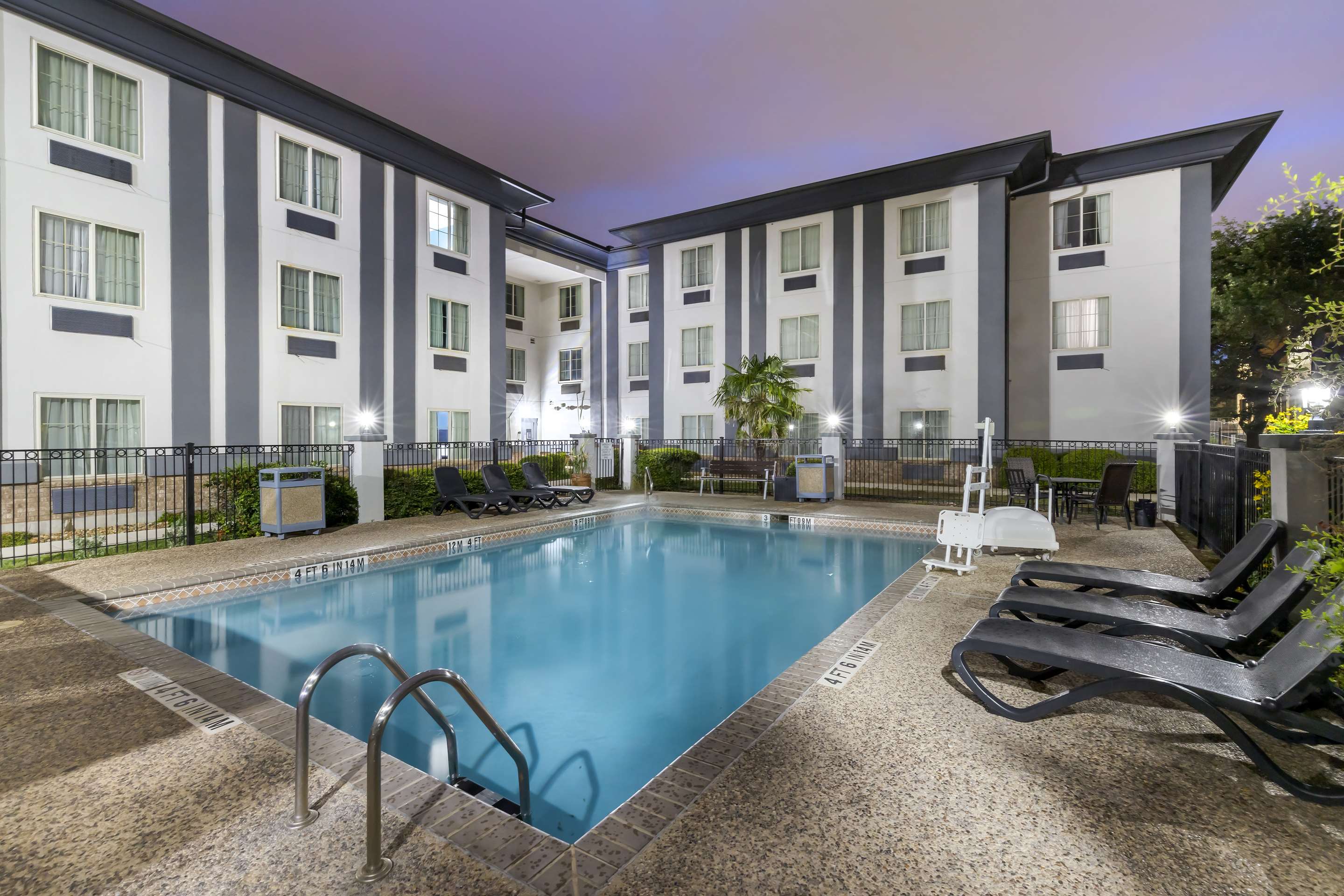 Outdoor Pool | Best Western Medical Center North Inn & Suites Near Six Flags