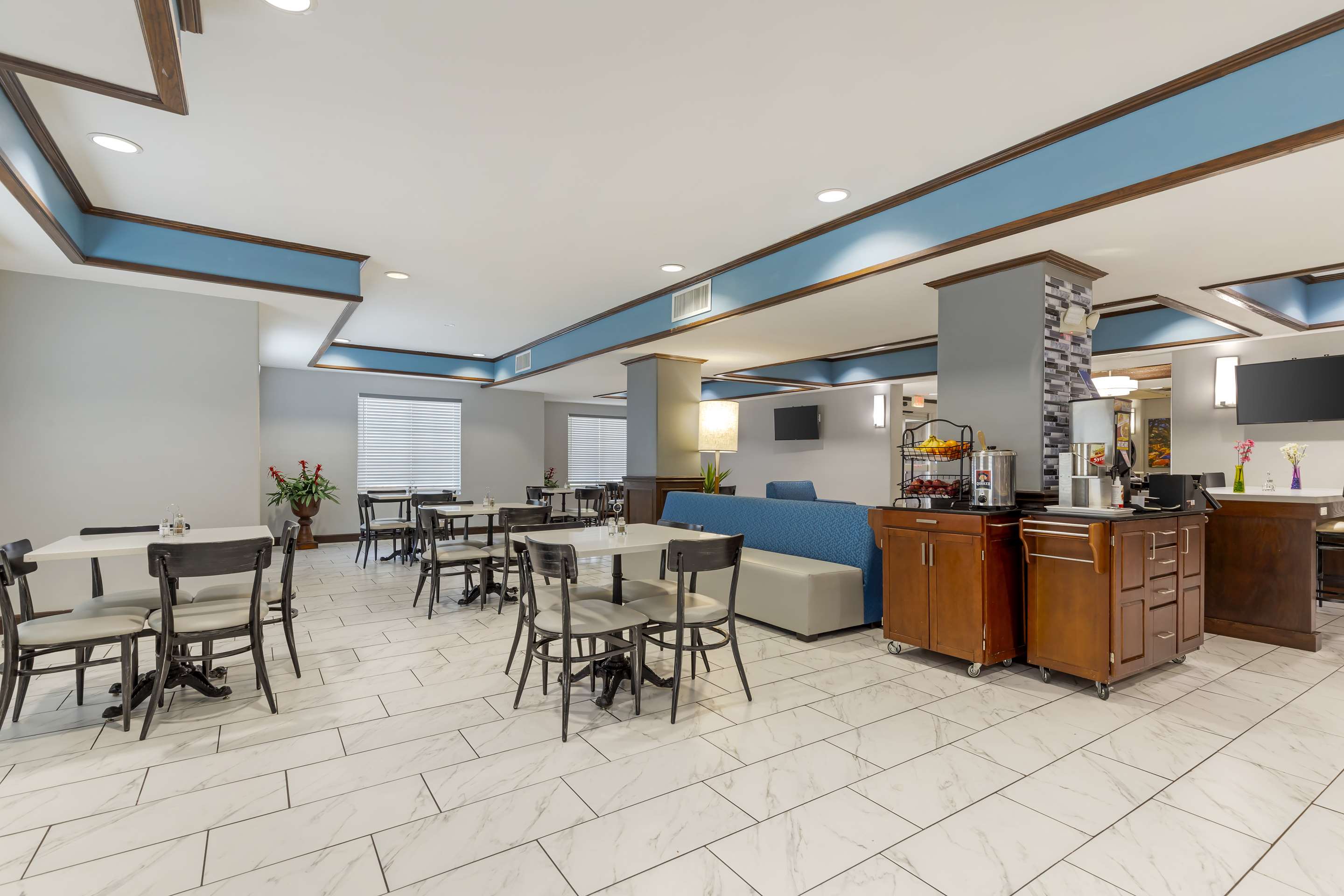 Breakfast Area | Best Western Medical Center North Inn & Suites Near Six Flags