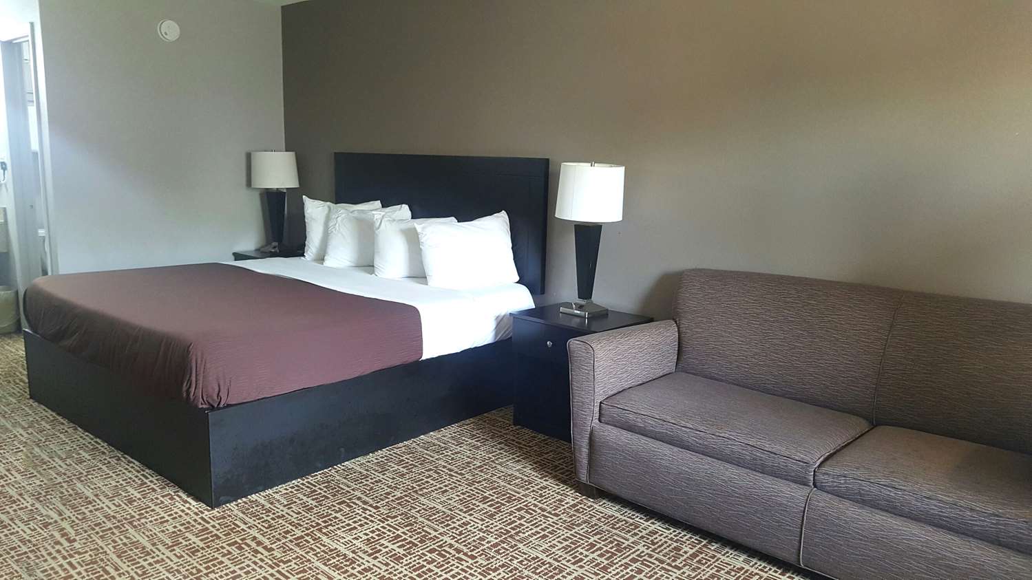 1 King Bed Non-Smoking image