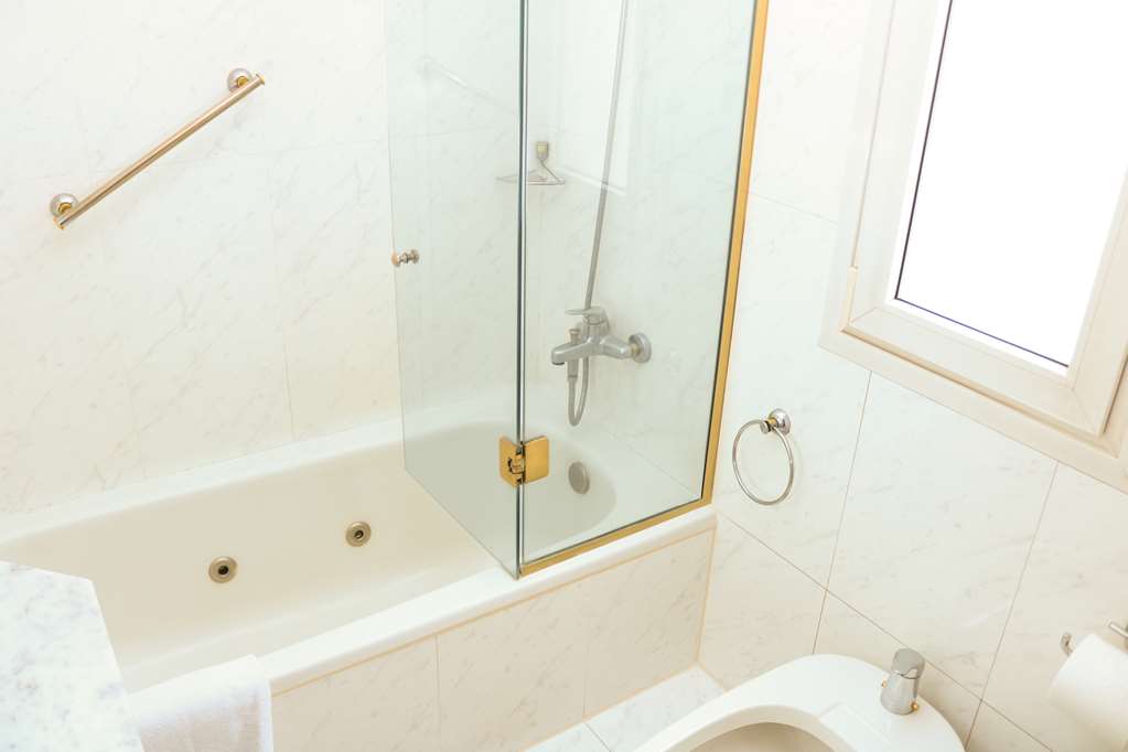 CYAN AMERICAS TOWERS HOTEL-guestroom-Guest Room,Bathroom,On-Site.jpg