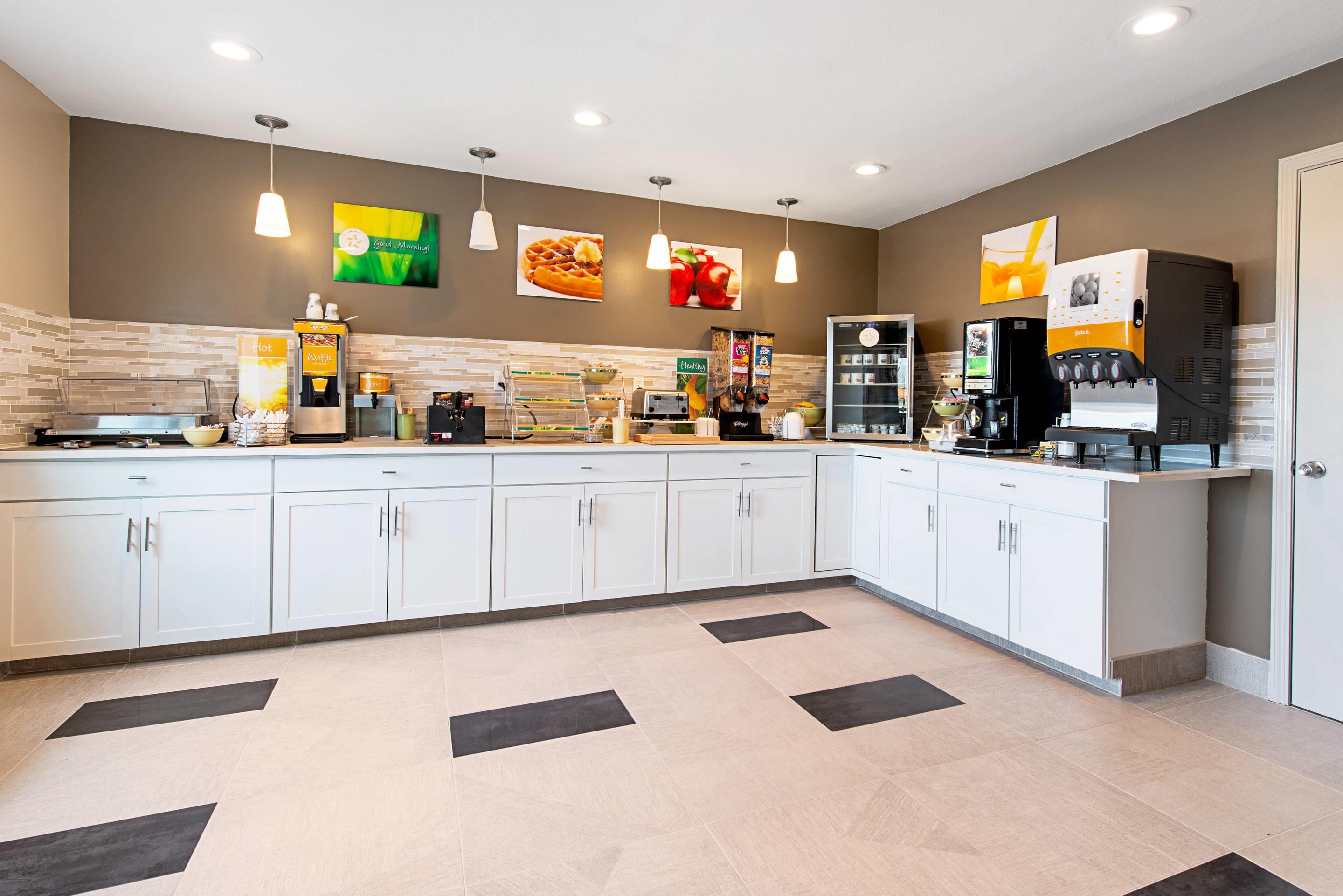Breakfast area | Quality Inn Mishawaka near Notre Dame