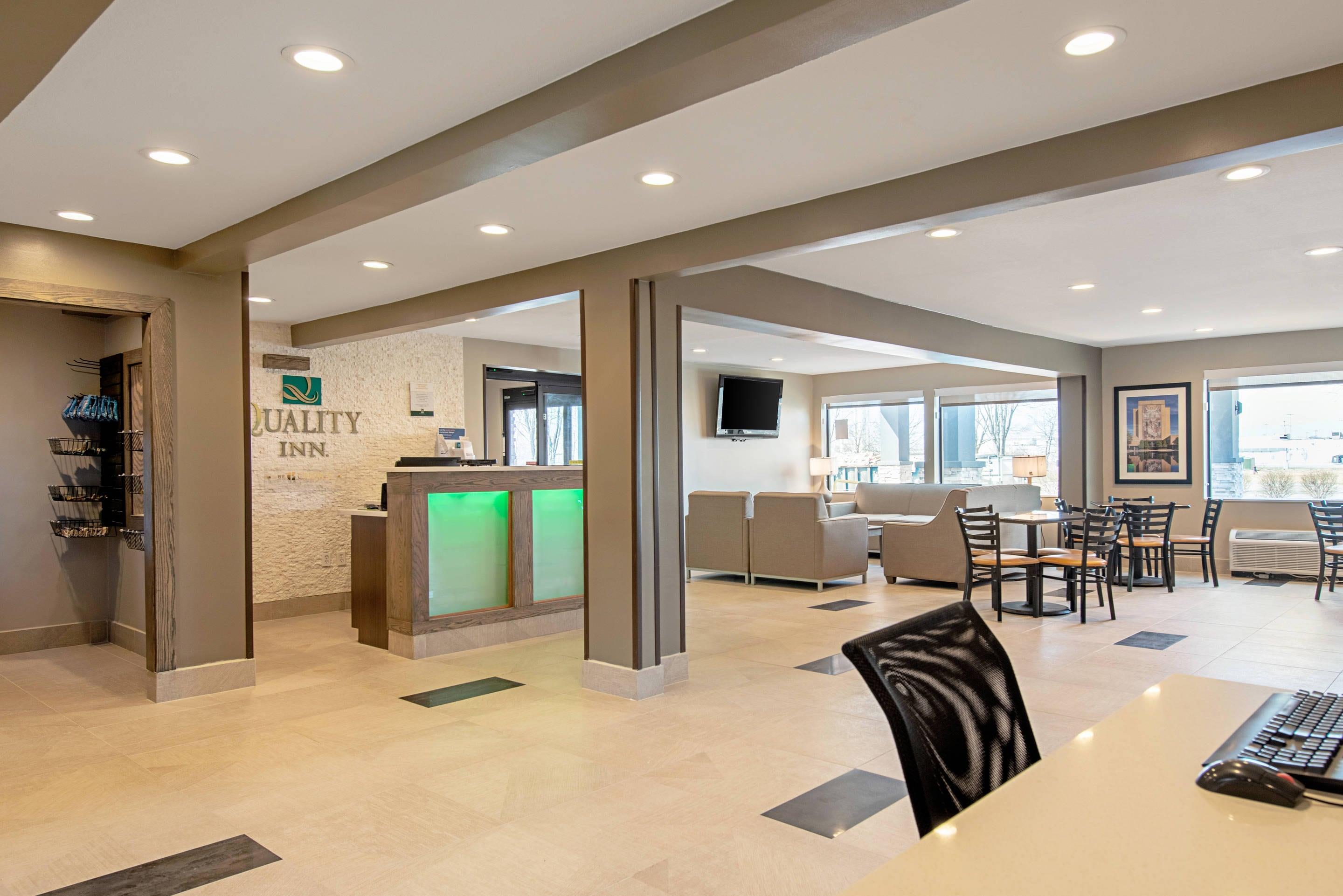 Hotel lobby | Quality Inn Mishawaka near Notre Dame