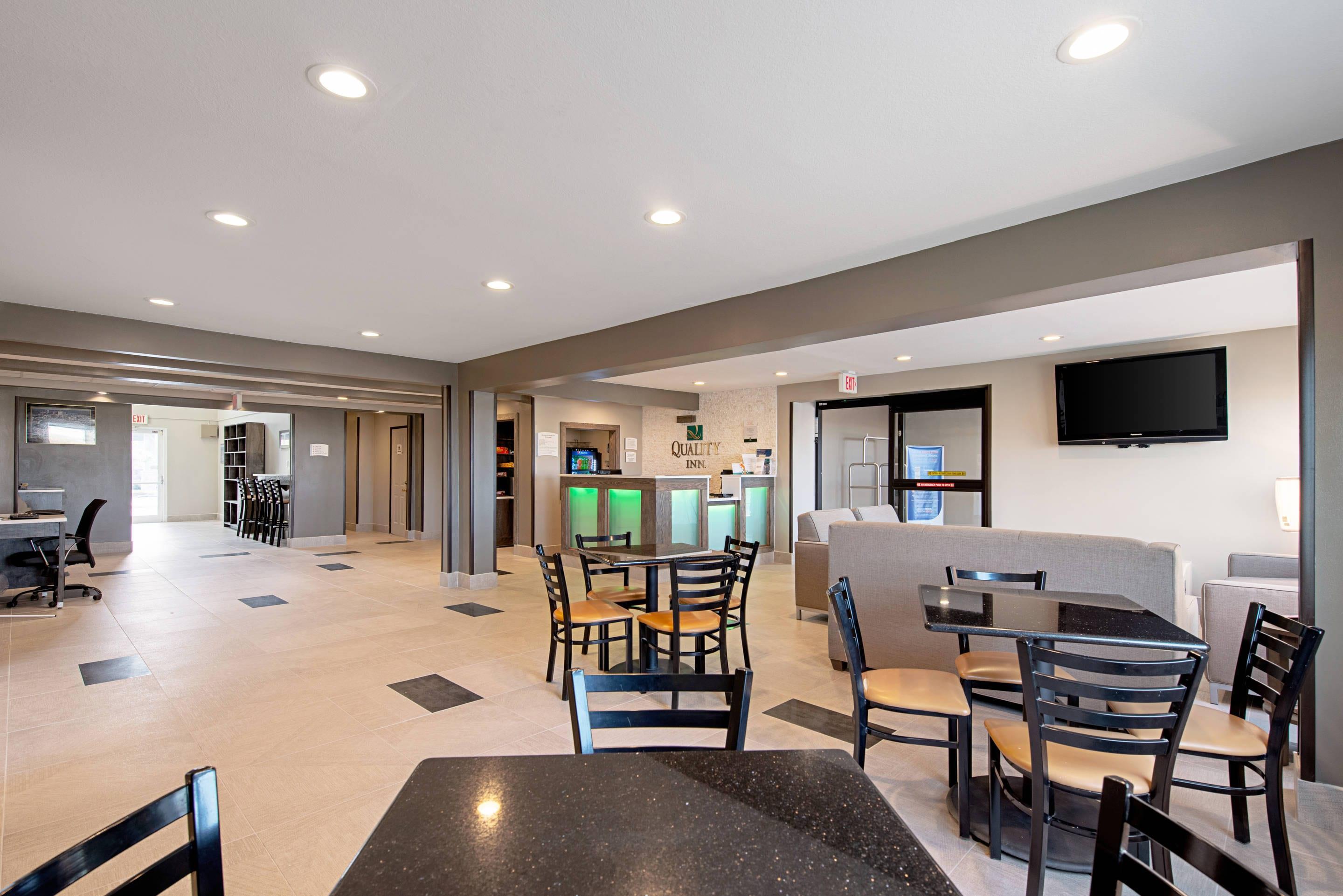 Breakfast area | Quality Inn Mishawaka near Notre Dame