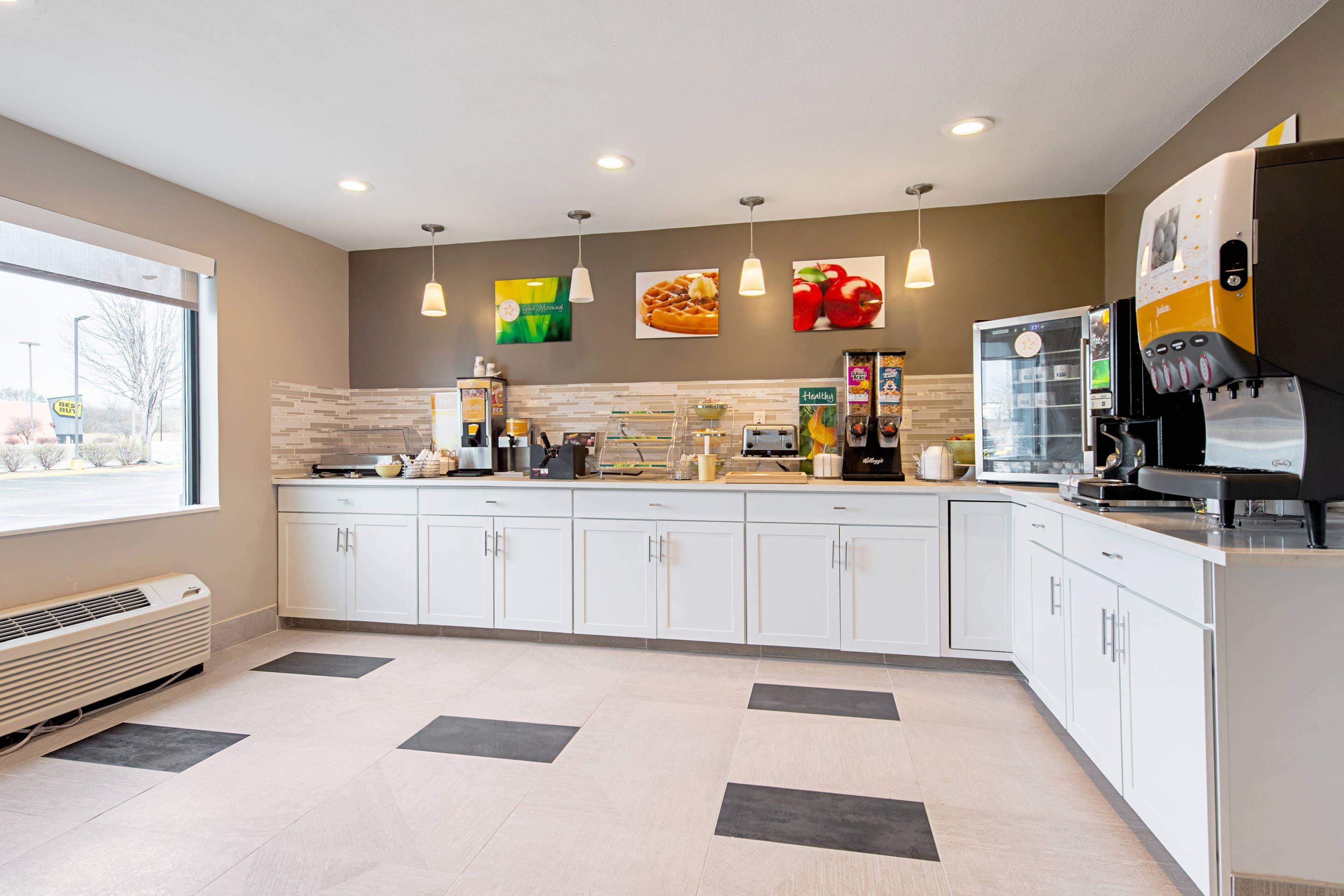 Breakfast area | Quality Inn Mishawaka near Notre Dame